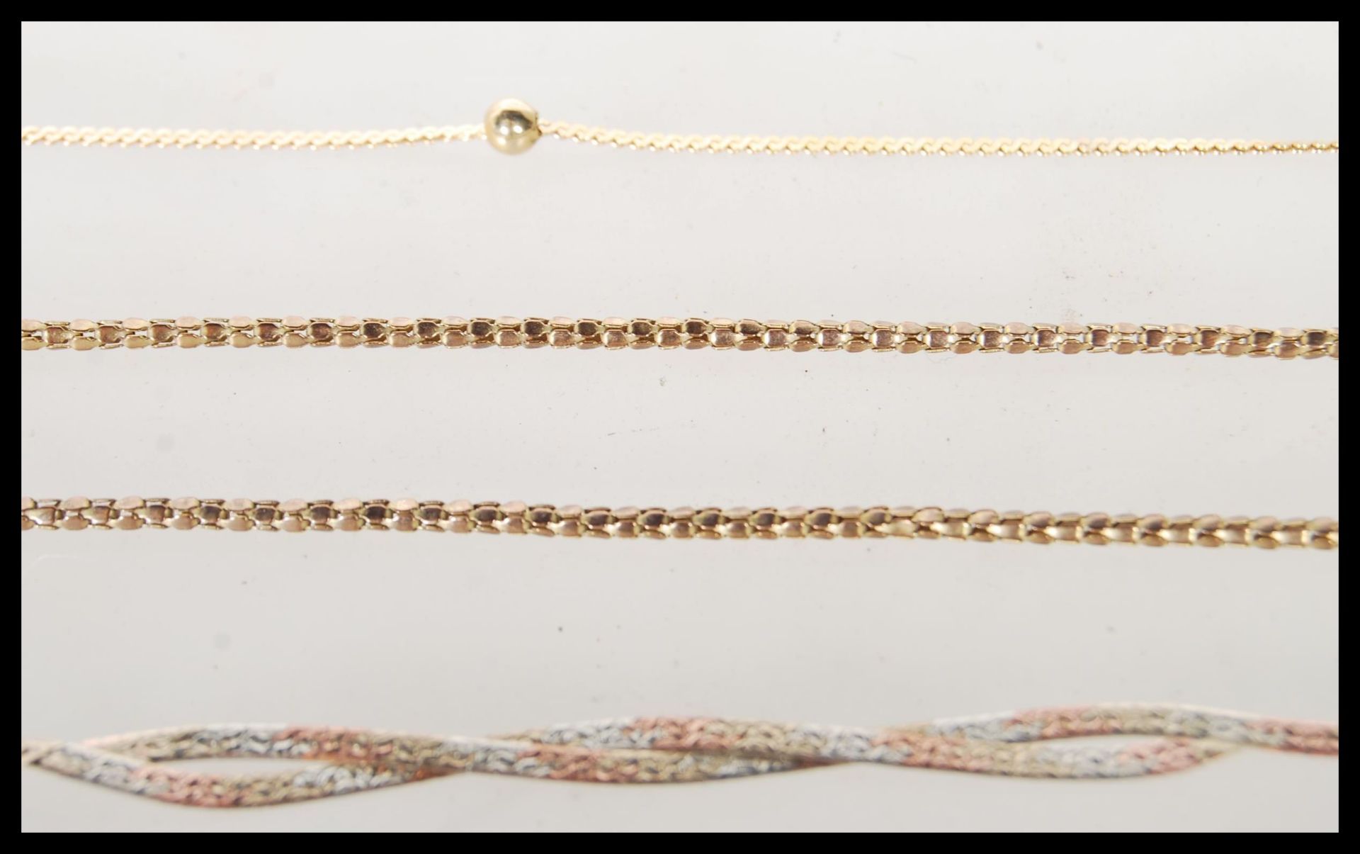 A selection of three 9ct gold jewellery items to include, a snake chain necklace having spring clasp - Bild 7 aus 9