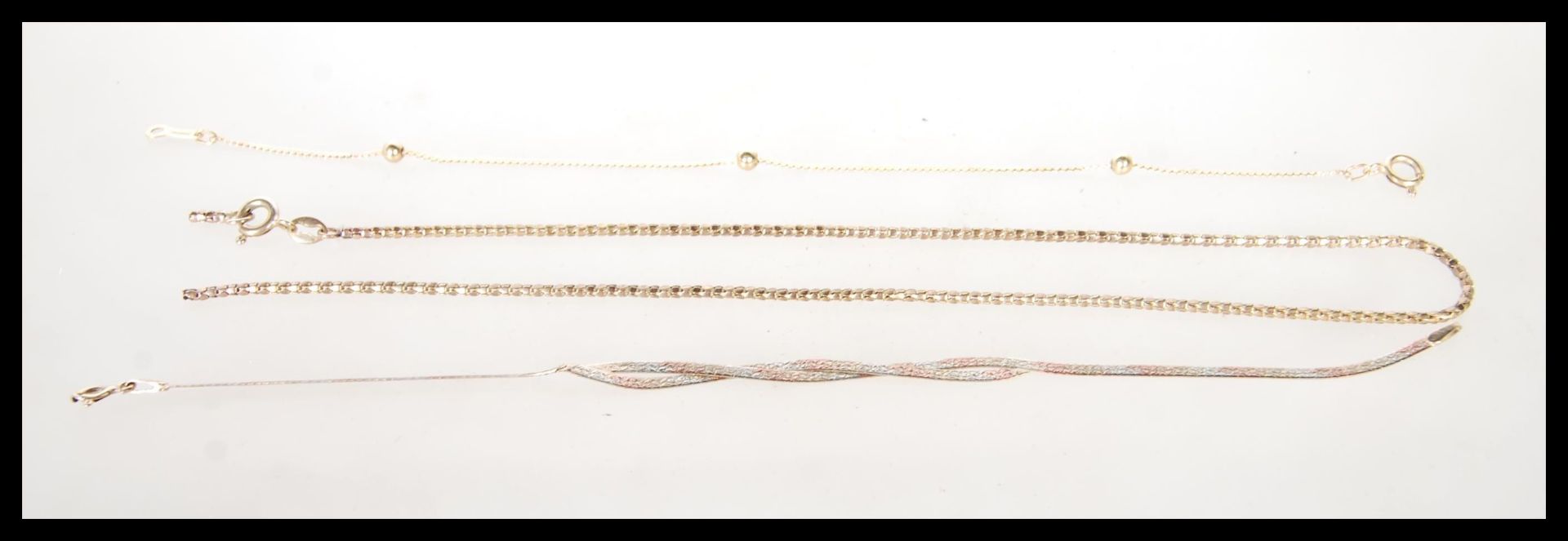 A selection of three 9ct gold jewellery items to include, a snake chain necklace having spring clasp - Bild 2 aus 9