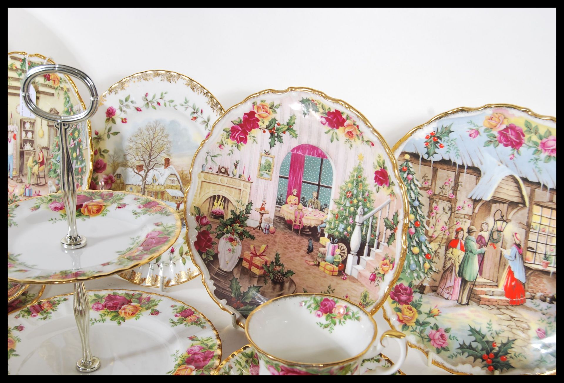 A Royal Albert Old Country Roses tea service consisting of cups, saucers, side plates, sugar bowl - Image 8 of 11