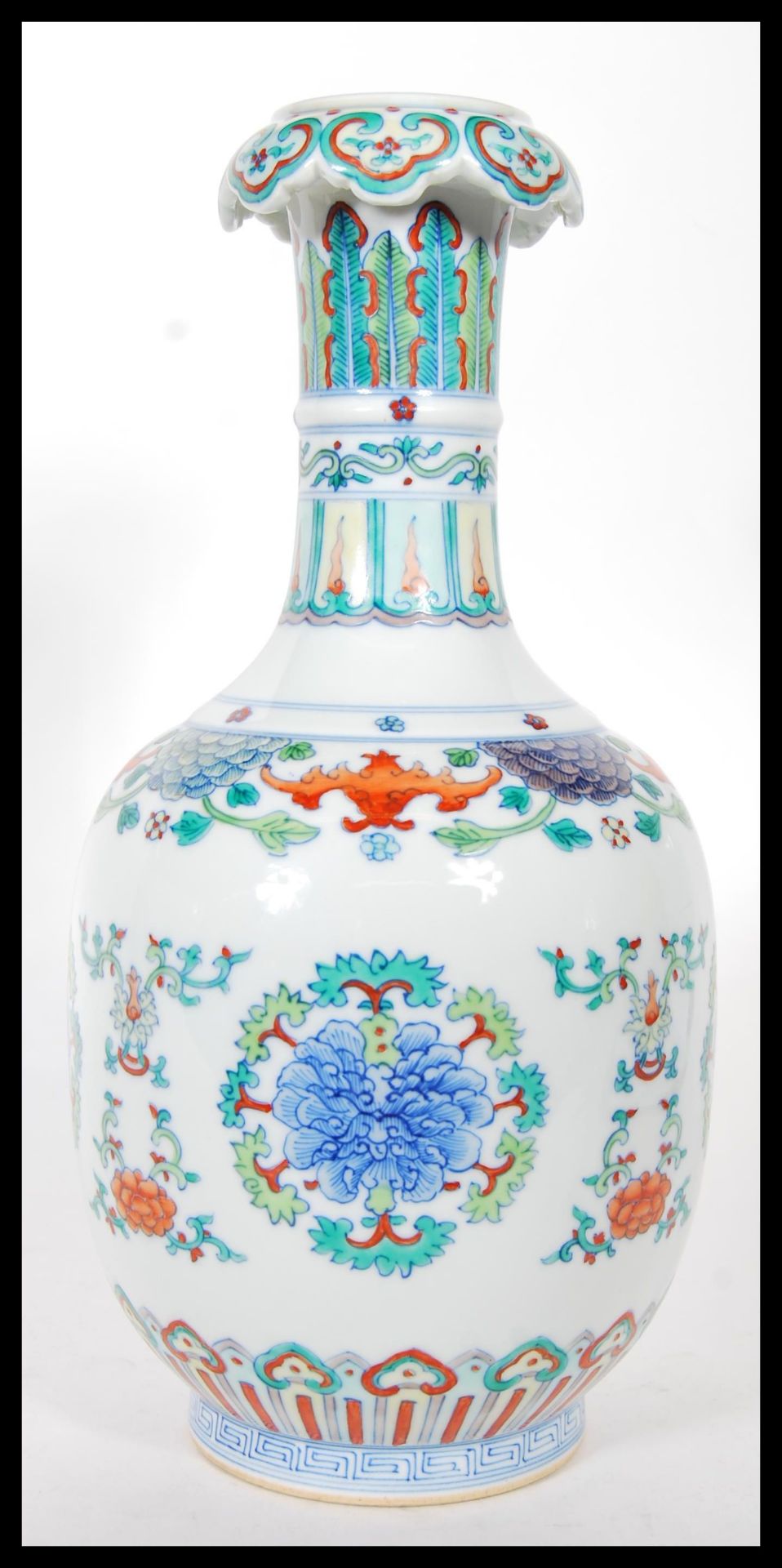 A 20th Century Chinese vase having wasted neck falling into a bulbous body, being Wucai having - Bild 3 aus 6