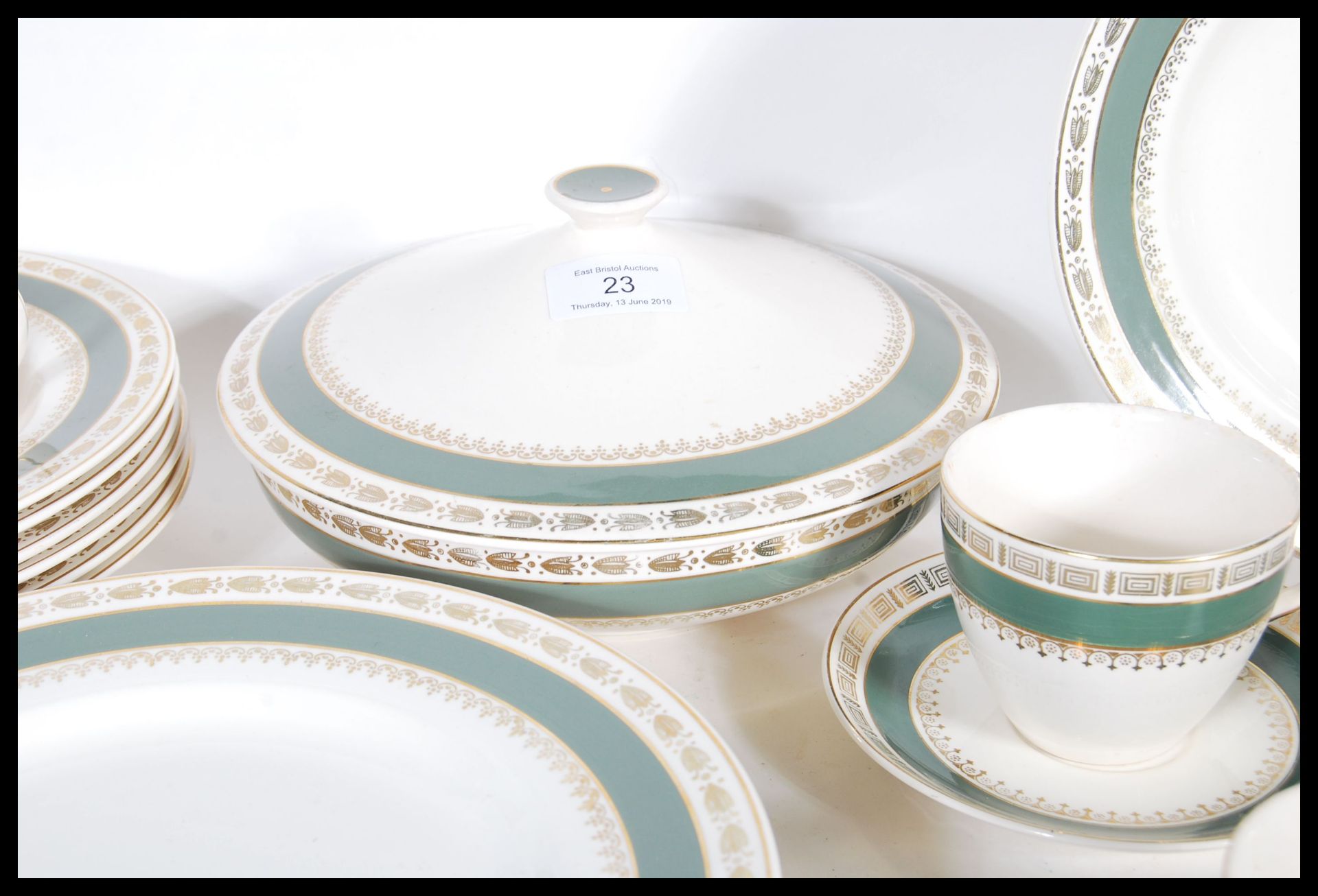 An extensive Crown Ducal dinner service in the 'Chatsworth' pattern containing dinner plates, side - Bild 4 aus 11