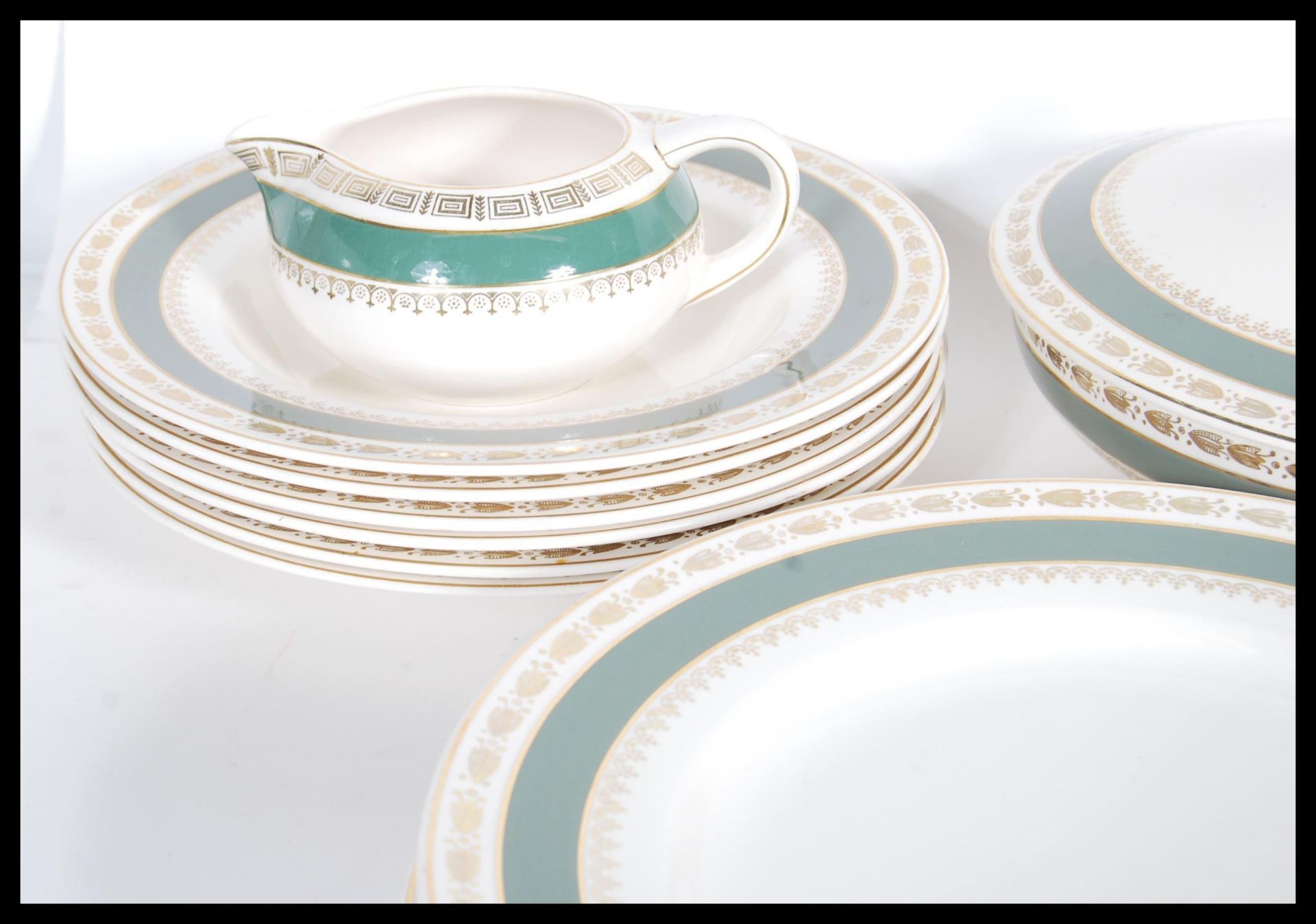 An extensive Crown Ducal dinner service in the 'Chatsworth' pattern containing dinner plates, side - Bild 3 aus 11