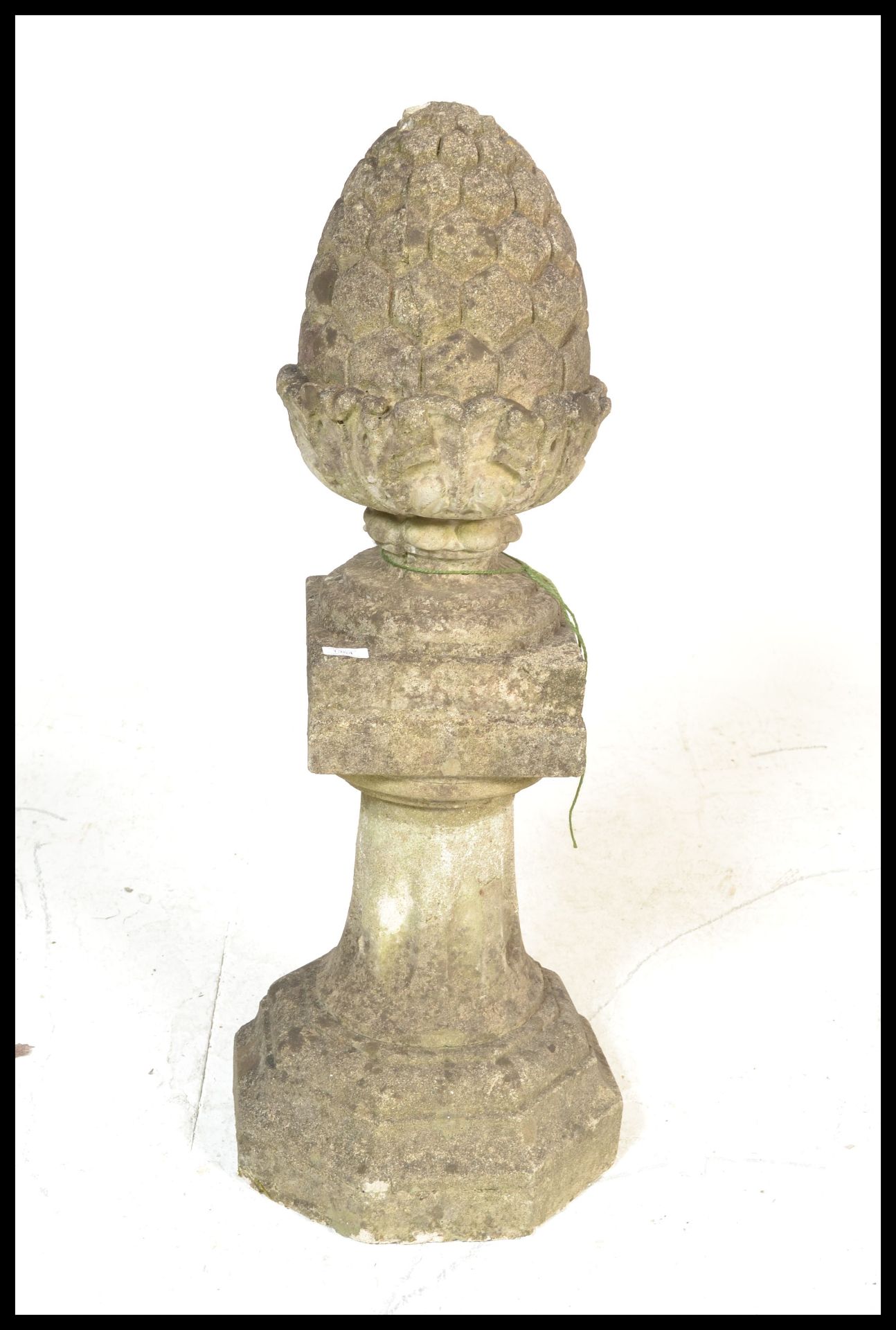A well weathered reconstituted garden / gate stone acorn finial raised on a baluster pedestal - Bild 4 aus 4