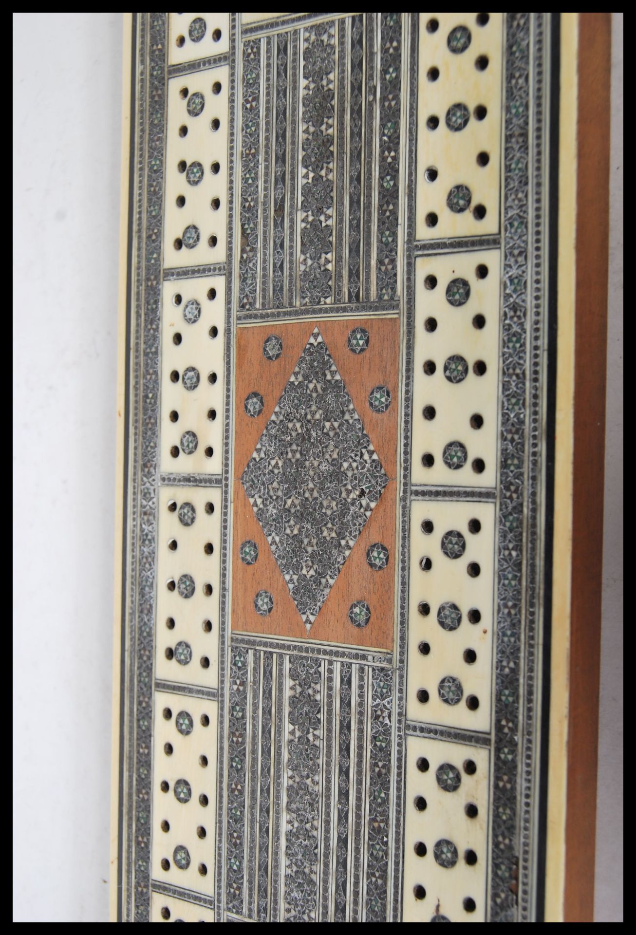 A late 19th Century Anglo Indian Colonial Vizagapatam cribbage board, having ivory, bone and micro - Bild 3 aus 6