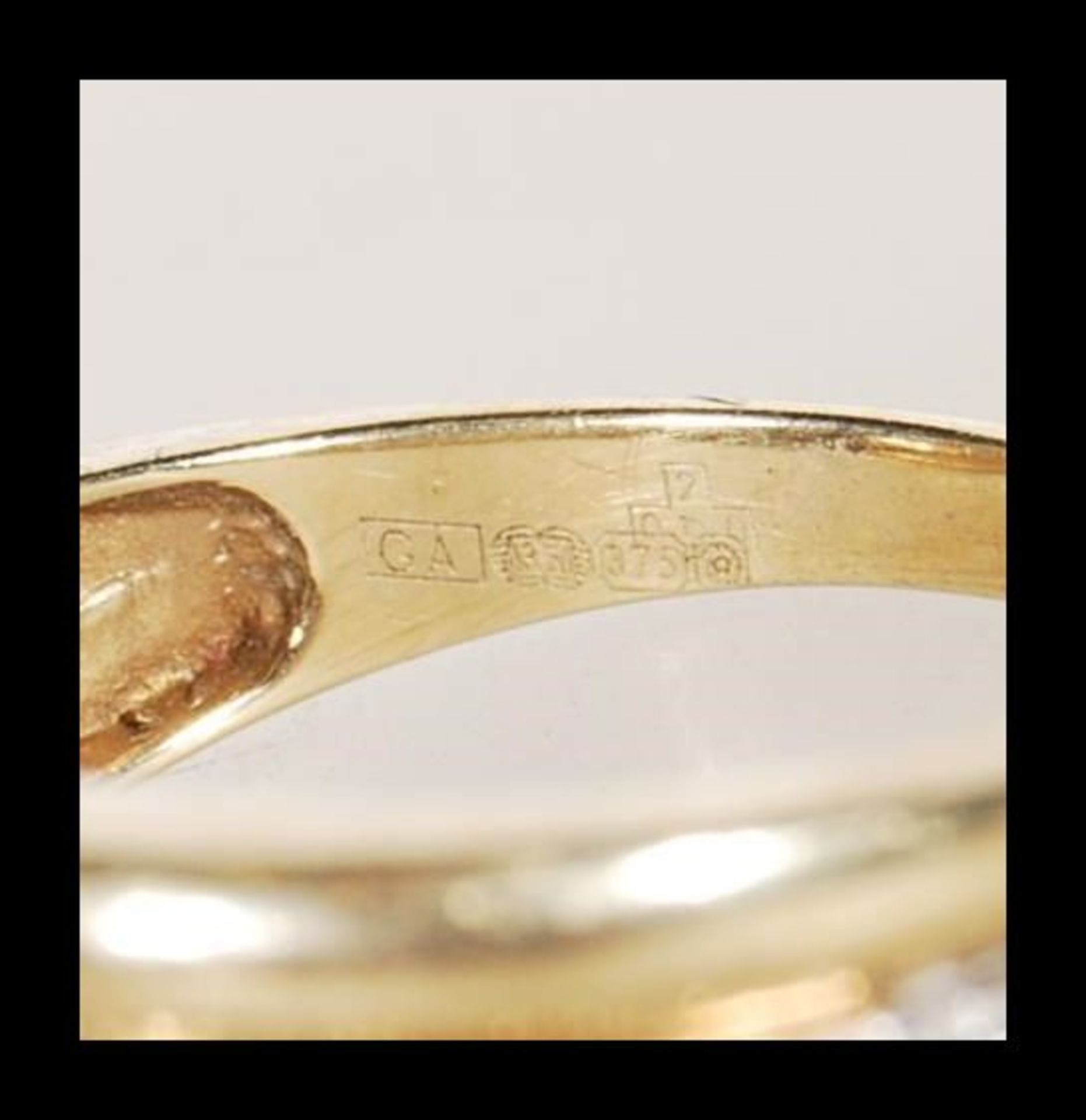 A 9ct gold ladies cross over ring having a central band illusion set with white stones. Hallmarked - Bild 6 aus 6