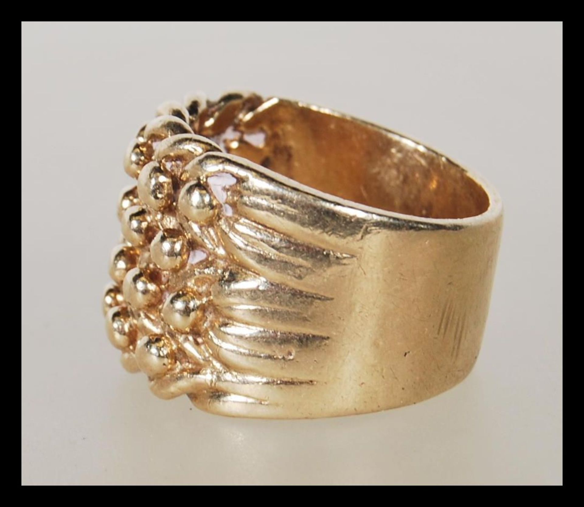 A hallmarked 9ct gold rope twist keeper's ring. Hallmarked London, date mark rubbed. Weight 25.9g. - Bild 4 aus 5