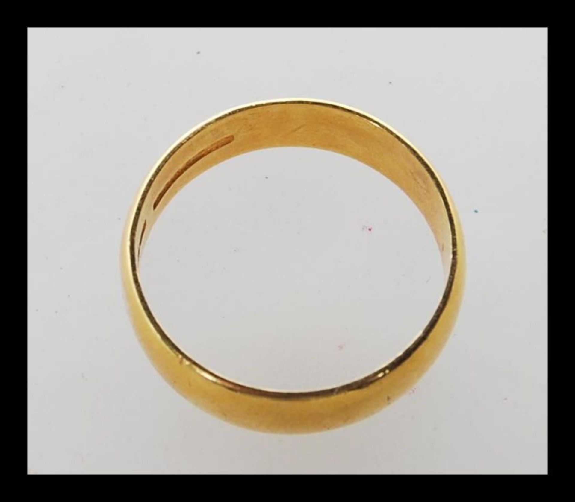 A hallmarked 22ct gold wedding band ring of typical form. Hallmarked Birmingham 1961. Weight 6.1g. - Bild 2 aus 4