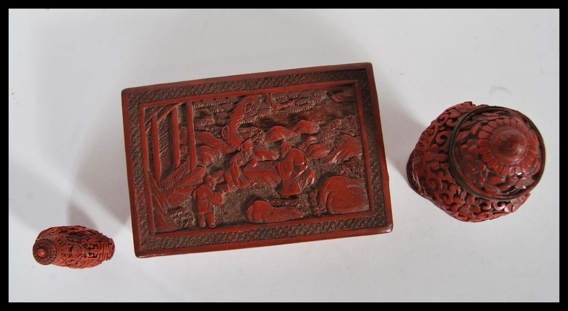 Three Chinese red cinnabar lacquer items to include, snuff bottle and stopper decorated with - Bild 5 aus 9