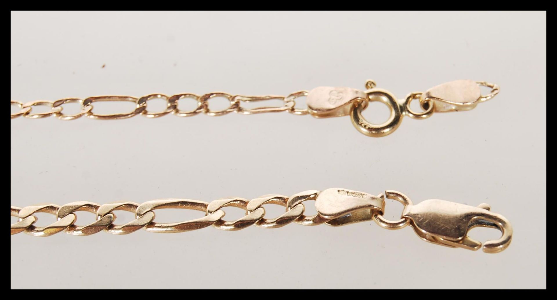 A hallmarked 9ct gold figaro link chain bracelet having a lobster clasp. Bearing import hallmarks - Bild 4 aus 5