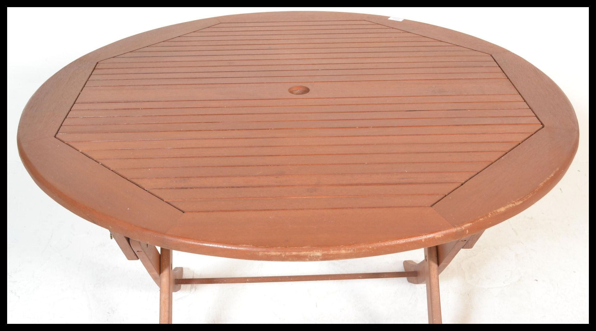 A contemporary teak wood outdoor garden table of circular form, raised on  a folding X-frame base - Bild 3 aus 5