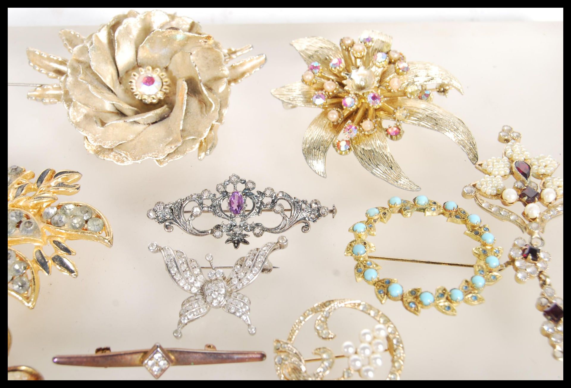 A collection of vintage costume jewellery to include a selection of 60's gold tone brooches, - Bild 3 aus 8