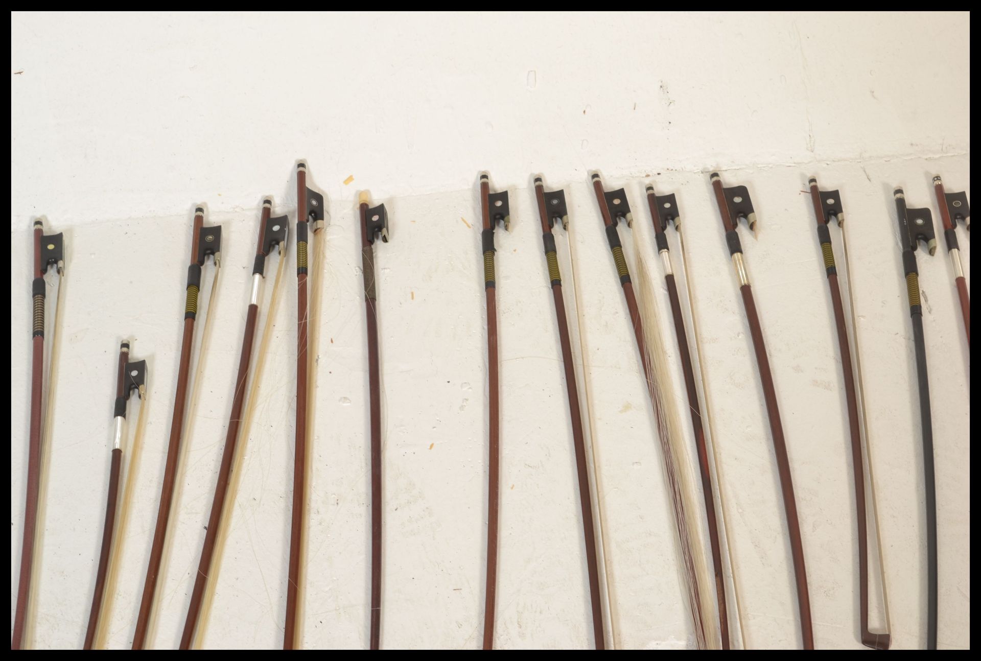 A collection of 20th Century violin bows, most bows being brazilwood and Pernambuco with ebony, - Bild 3 aus 5