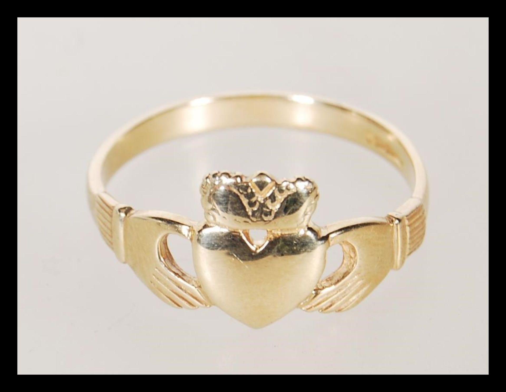 A 9ct gold hallmarked Welsh gold Claddagh ring. Hallmarked Birmingham. Weight 3.6g. Size X.5. - Bild 2 aus 6