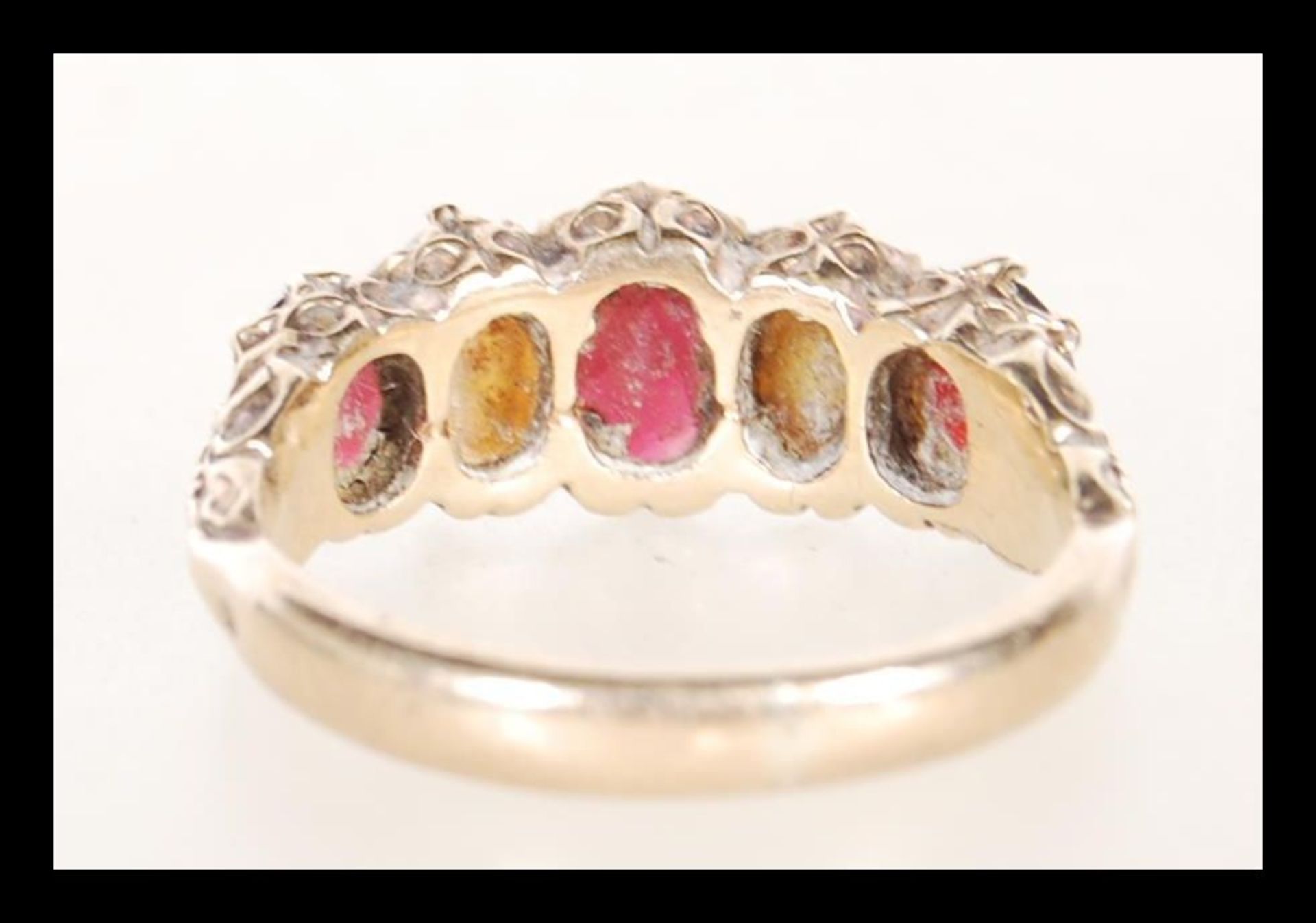 A hallmarked 9ct gold ladies dress ring prong set with three oval cut garnets and two oval opal - Bild 4 aus 6