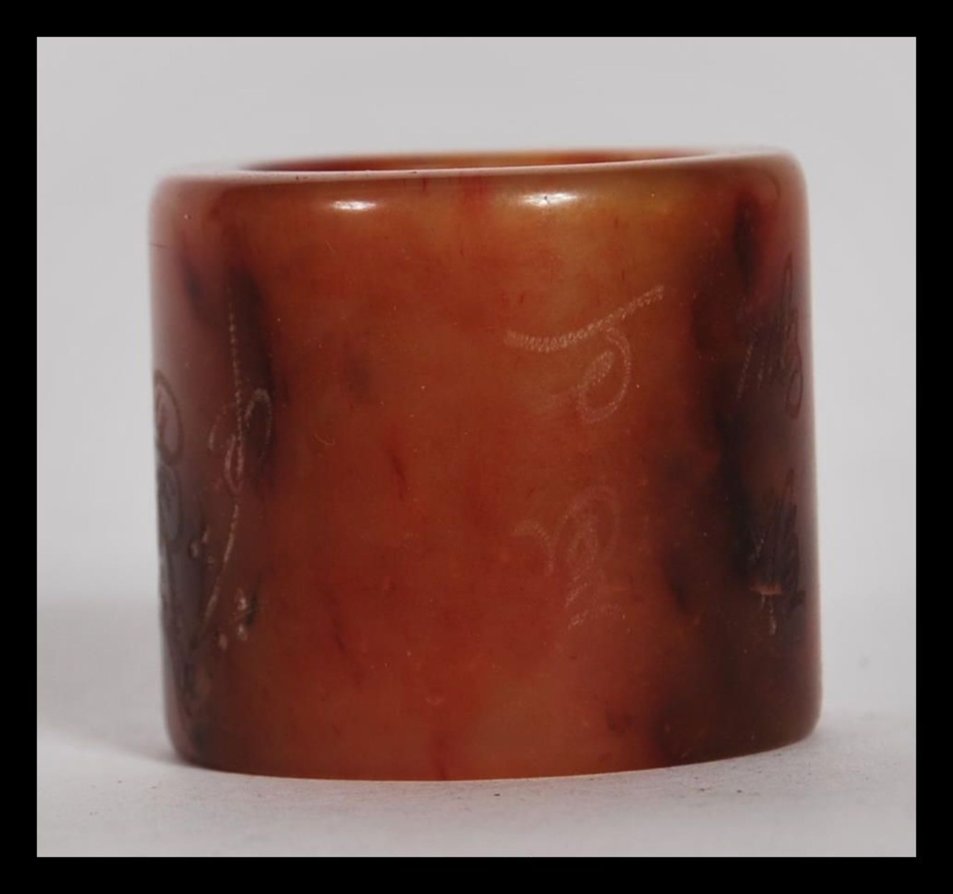 A early 20th Century Chinese large mottled dark red jade archer's thumb ring of cylindrical form. - Bild 2 aus 5