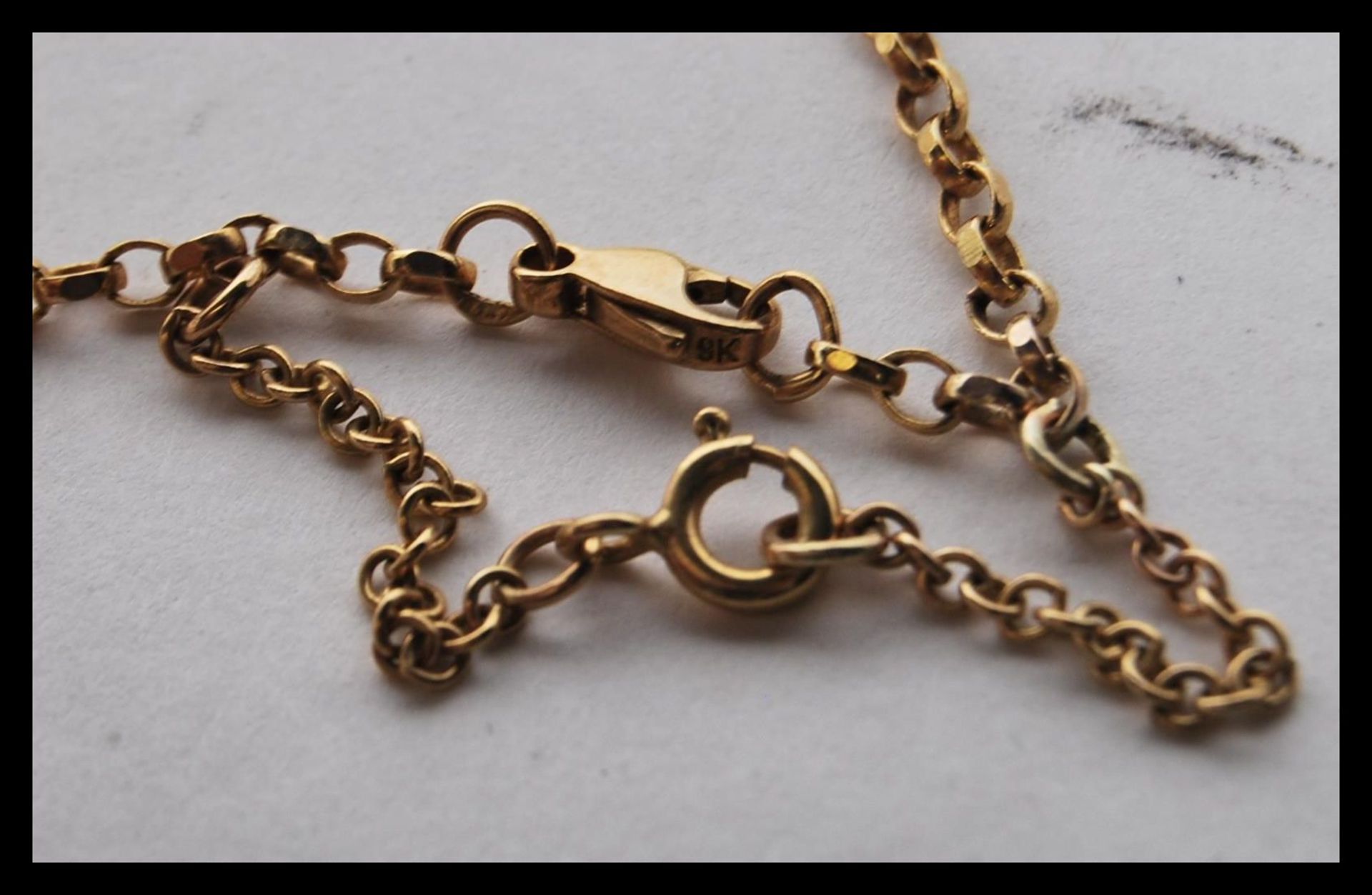 A group of three 20th Century 9ct gold necklaces to include a figaro chain with a spring ring - Bild 4 aus 7