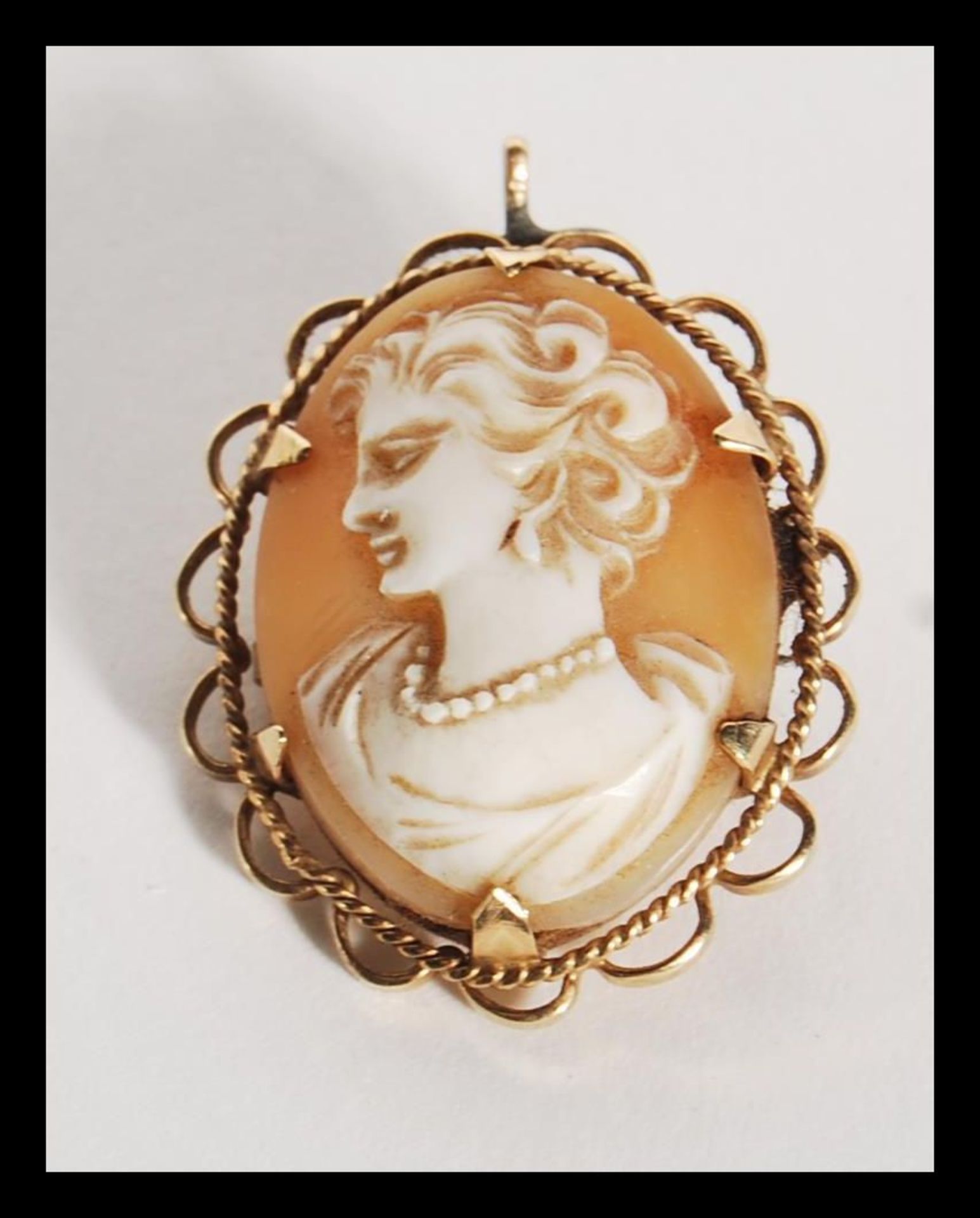 A 9ct gold / 375 marked ladies cameo brooch depicting a maiden facing left, pin verso with - Bild 5 aus 6