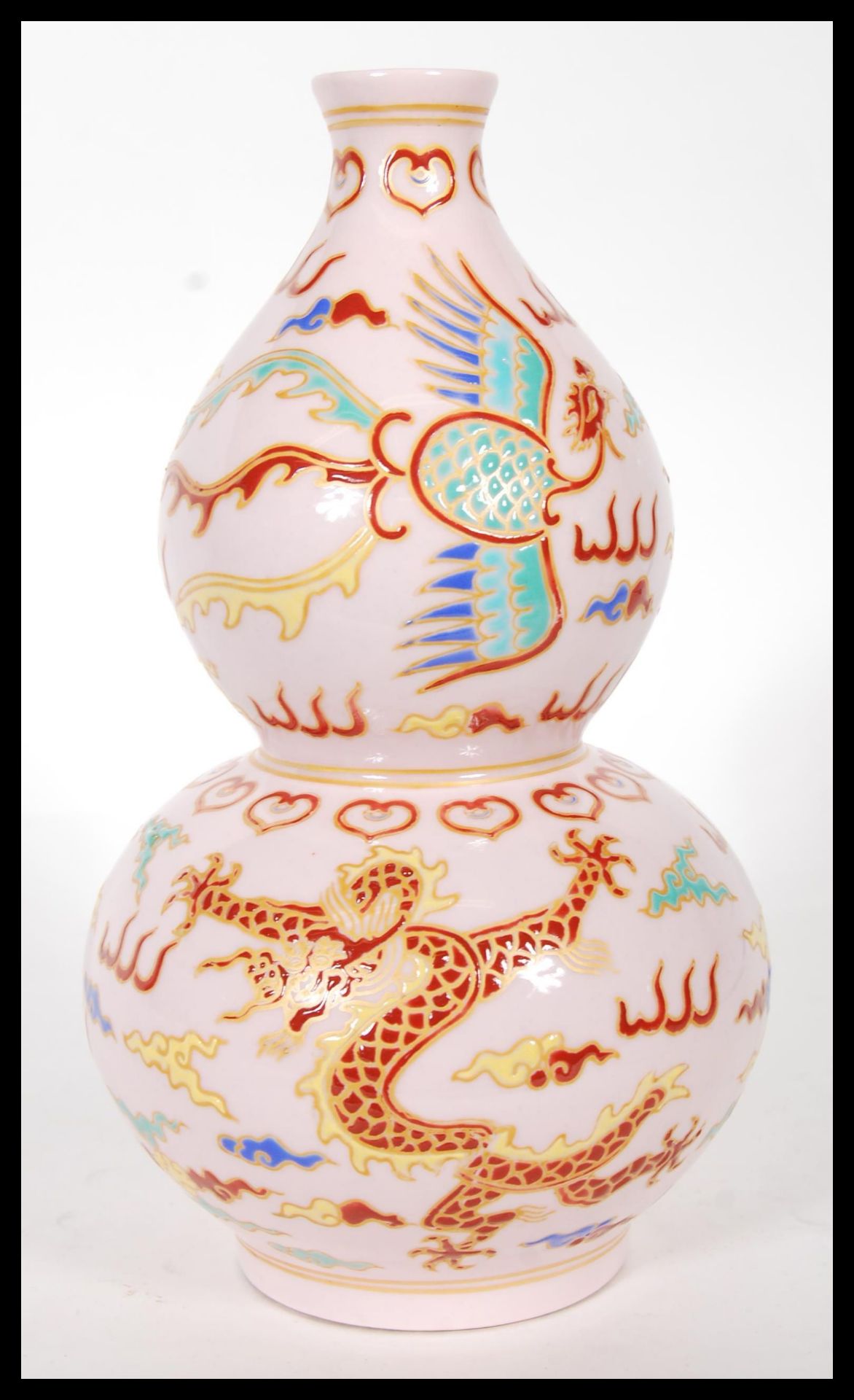A 20th Century Chinese double gourd vase, having pink ground depicting a dragon and phoenix - Bild 4 aus 6