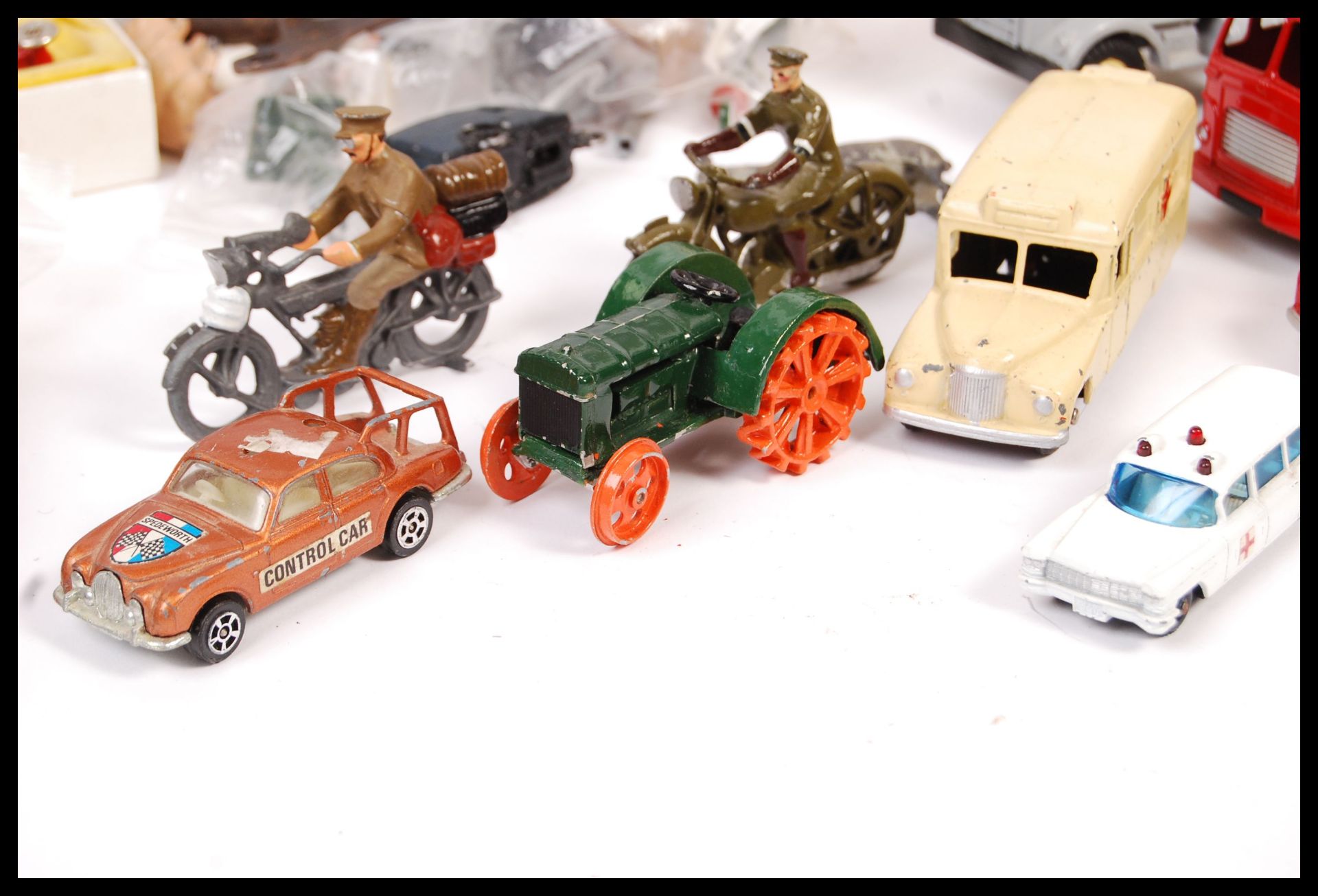 GOOD ASSORTMENT OF DIECAST MODELS - MOSTLY DINKY - Bild 3 aus 8