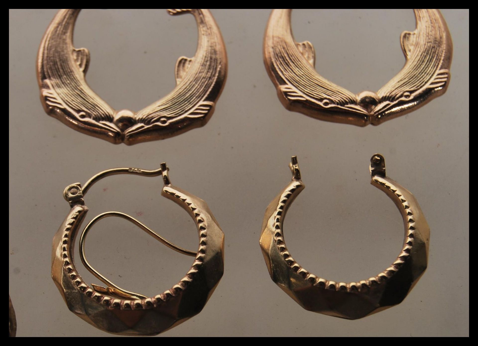 A group of three pairs of 9ct gold earrings to include a pair of dolphin design hoop earrings, a - Bild 3 aus 4