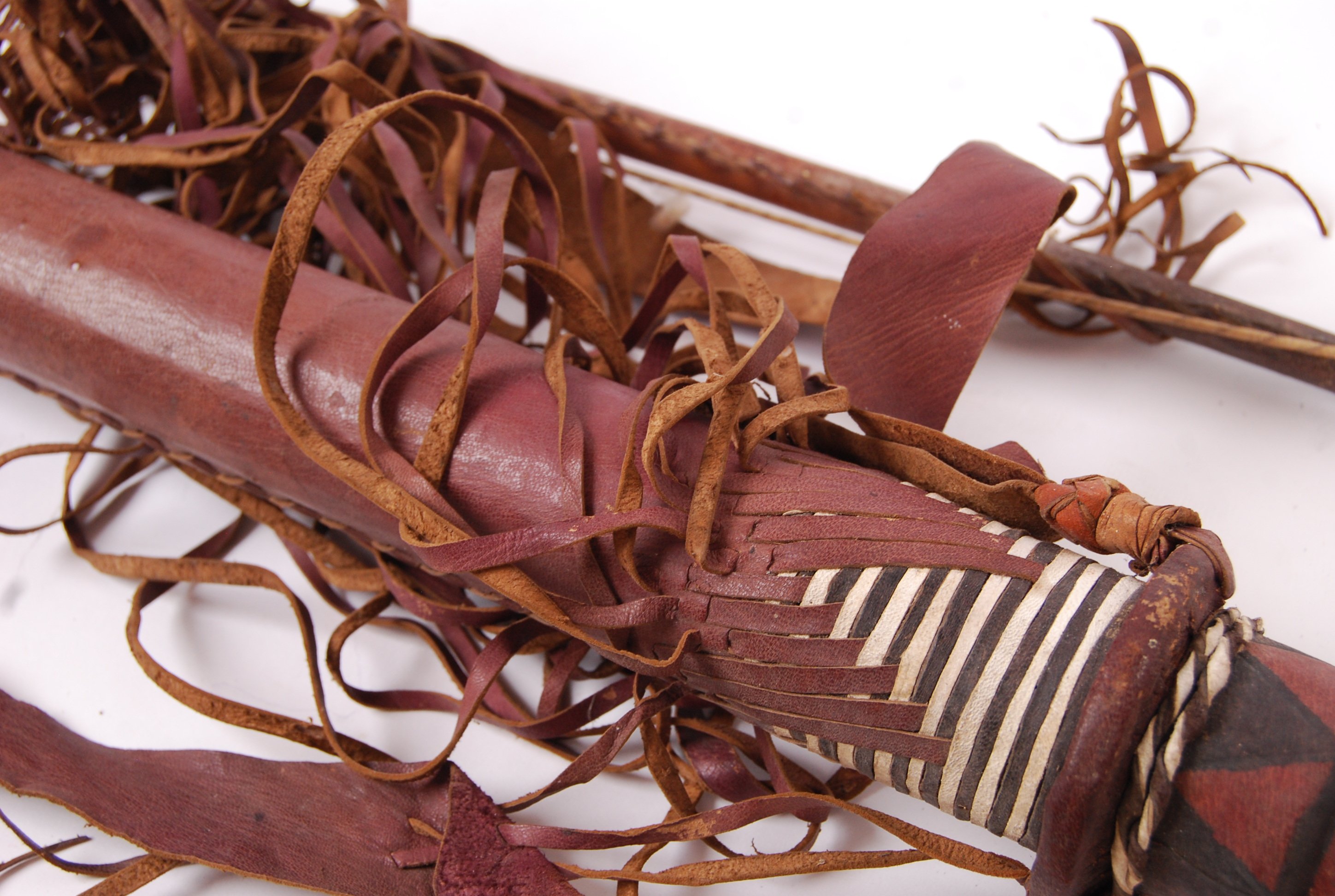 EARLY 20TH CENTURY AFRICAN TRIBAL QUIVER, BOW AND ARROWS - Image 4 of 4