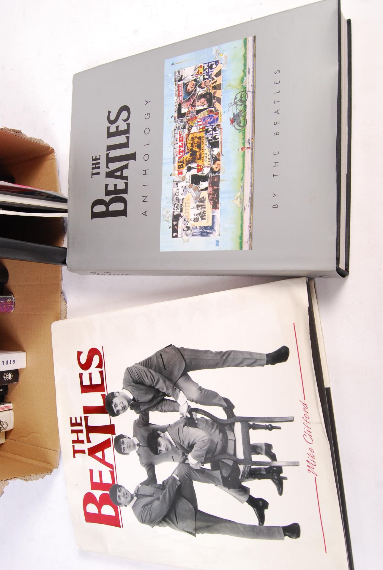 COLLECTION OF ASSORTED ' THE BEATLES ' BOOKS & RELATED - Bild 5 aus 5