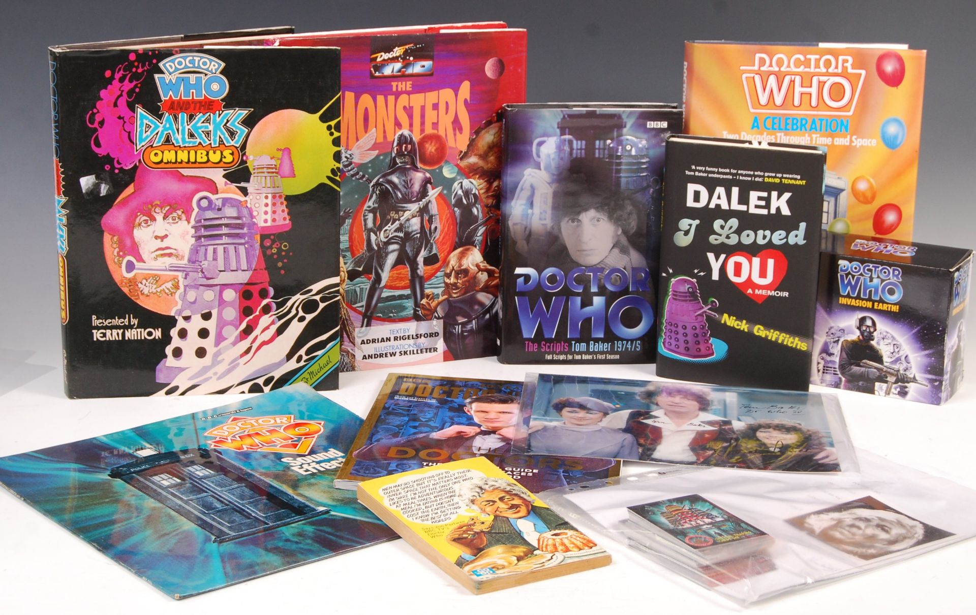 ASSORTED DR WHO RELATED MEMORABILIA, AUTOGRAPHS AND BOOKS