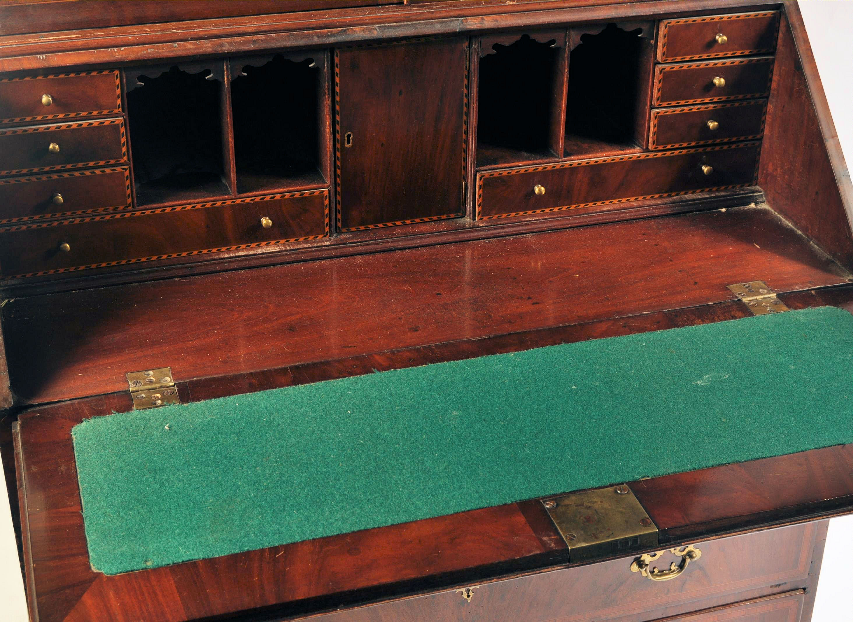 A GEORGE III 18TH CENTURY MAHOGANY INLAID BUREAU B - Image 6 of 8