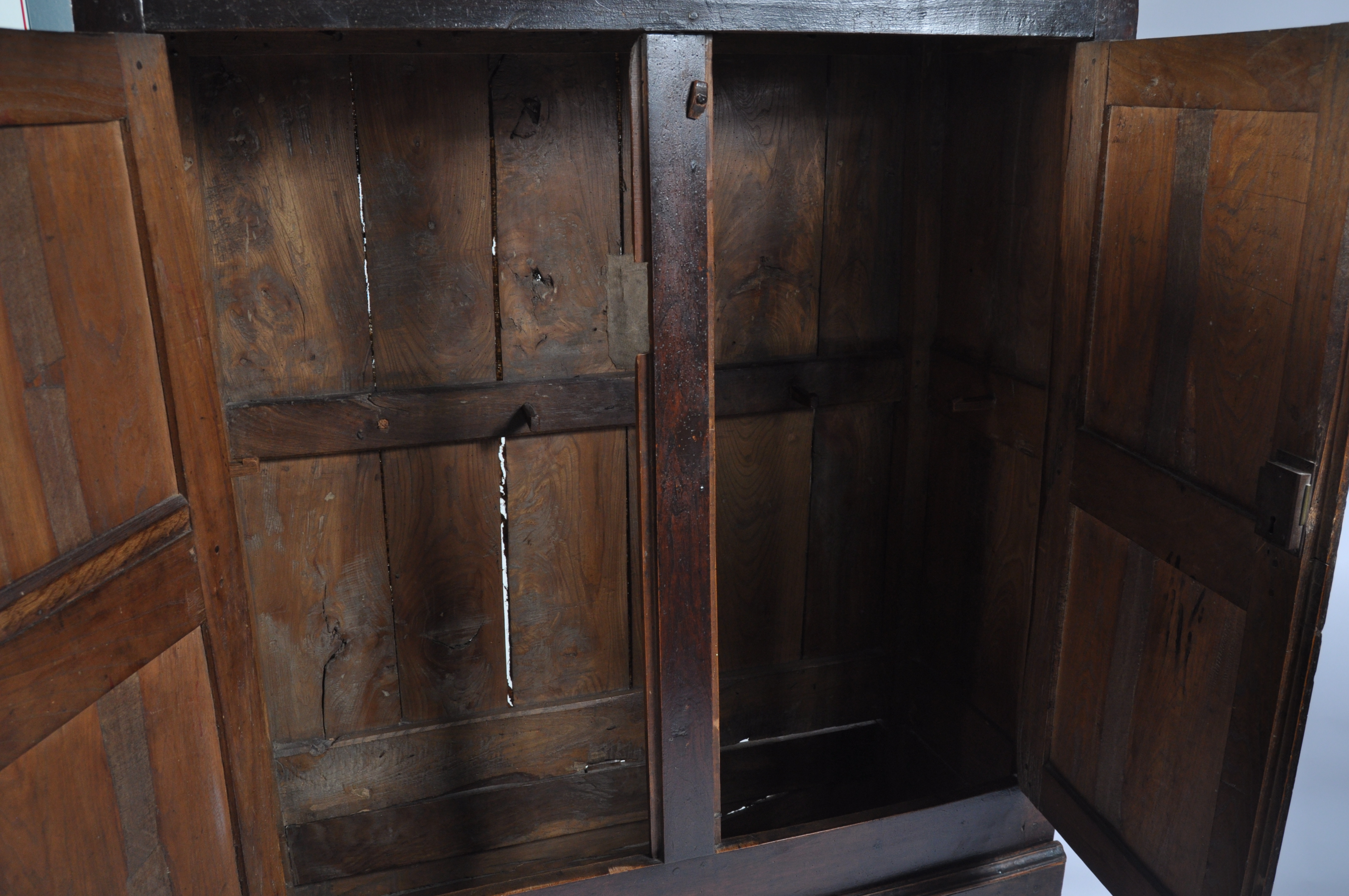 17TH / 18TH CENTURY COUNTRY OAK LIVERY CUPBOARD - Image 7 of 10