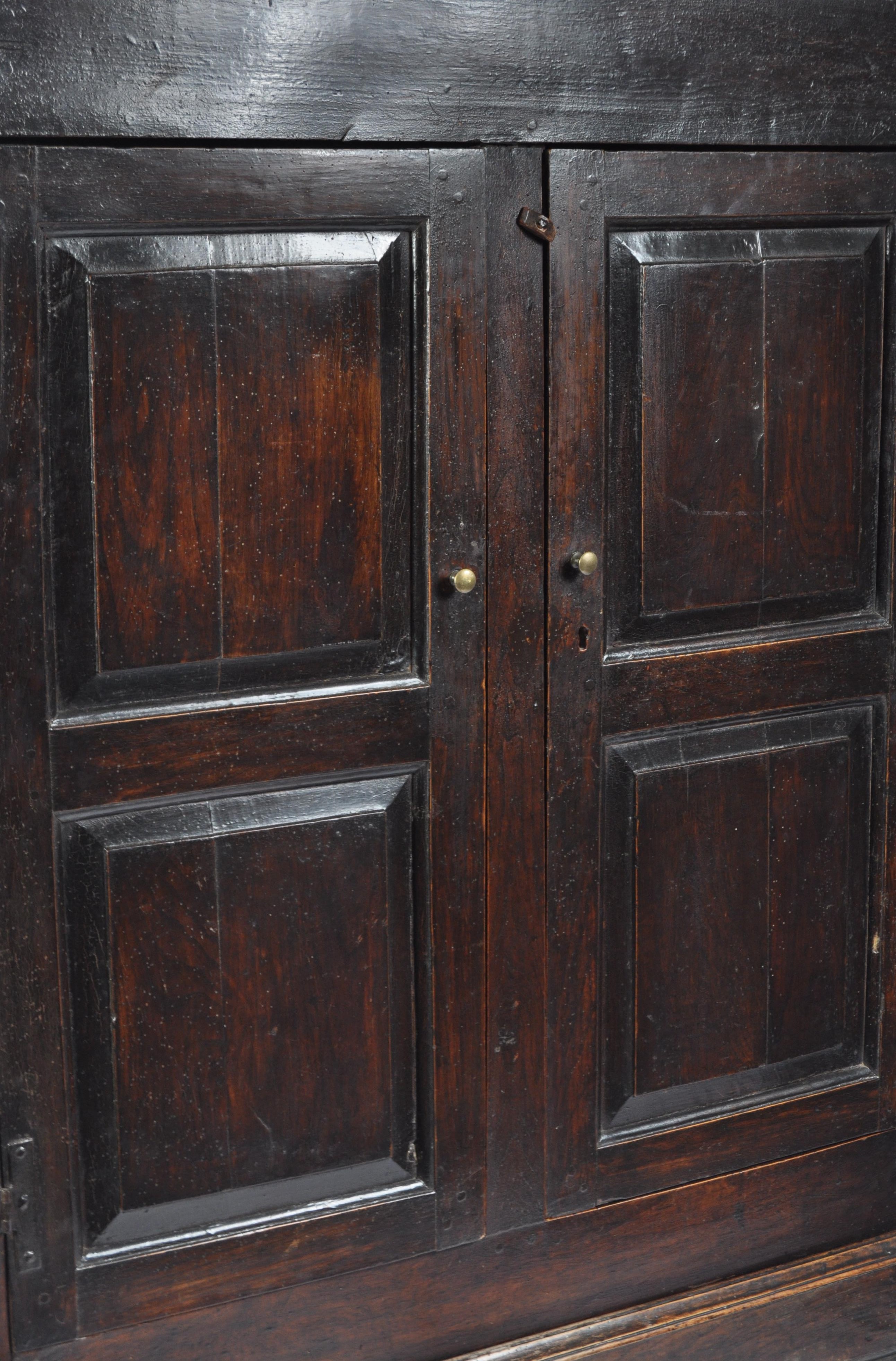 17TH / 18TH CENTURY COUNTRY OAK LIVERY CUPBOARD - Image 3 of 10