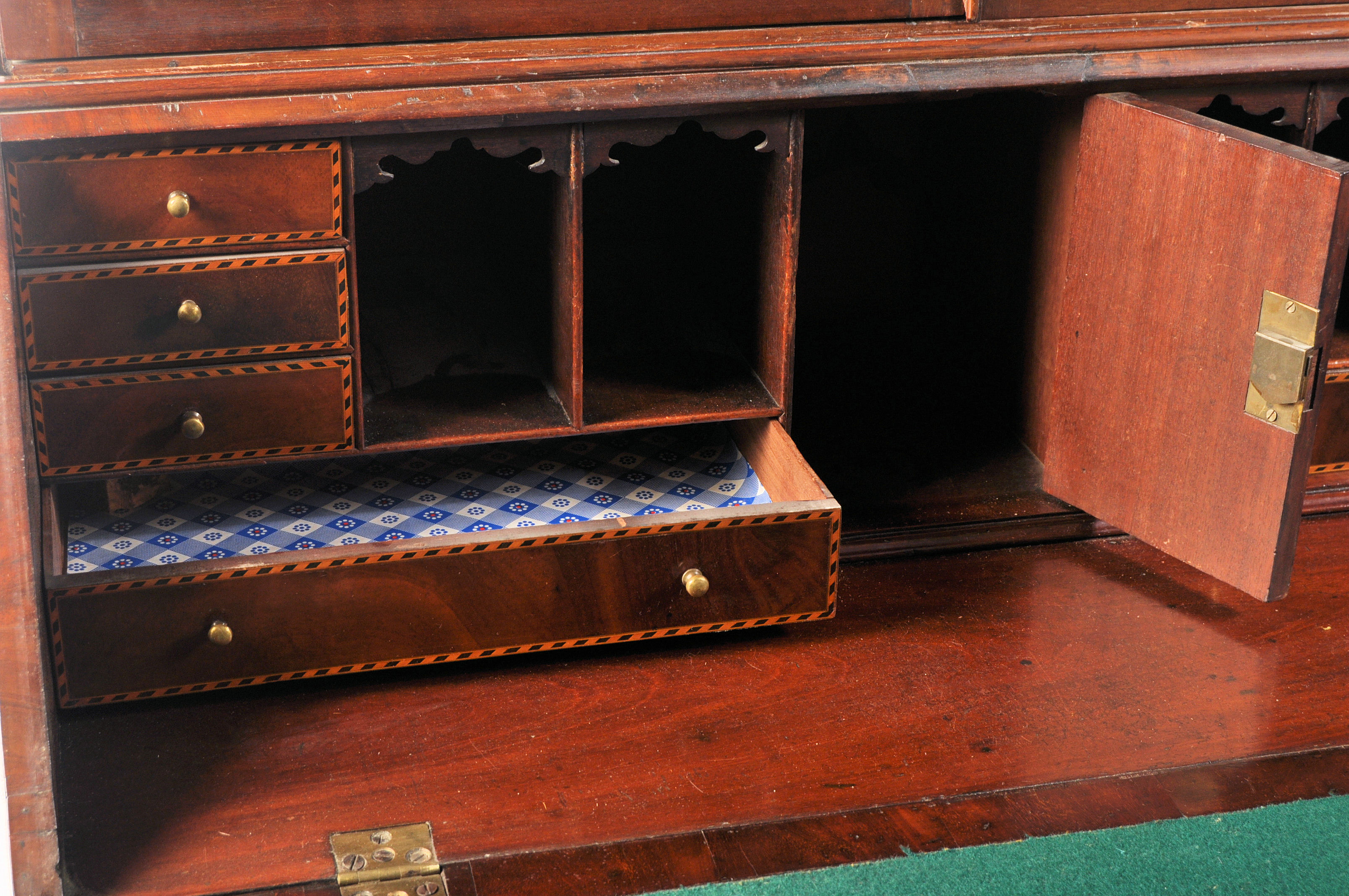 A GEORGE III 18TH CENTURY MAHOGANY INLAID BUREAU B - Image 7 of 8