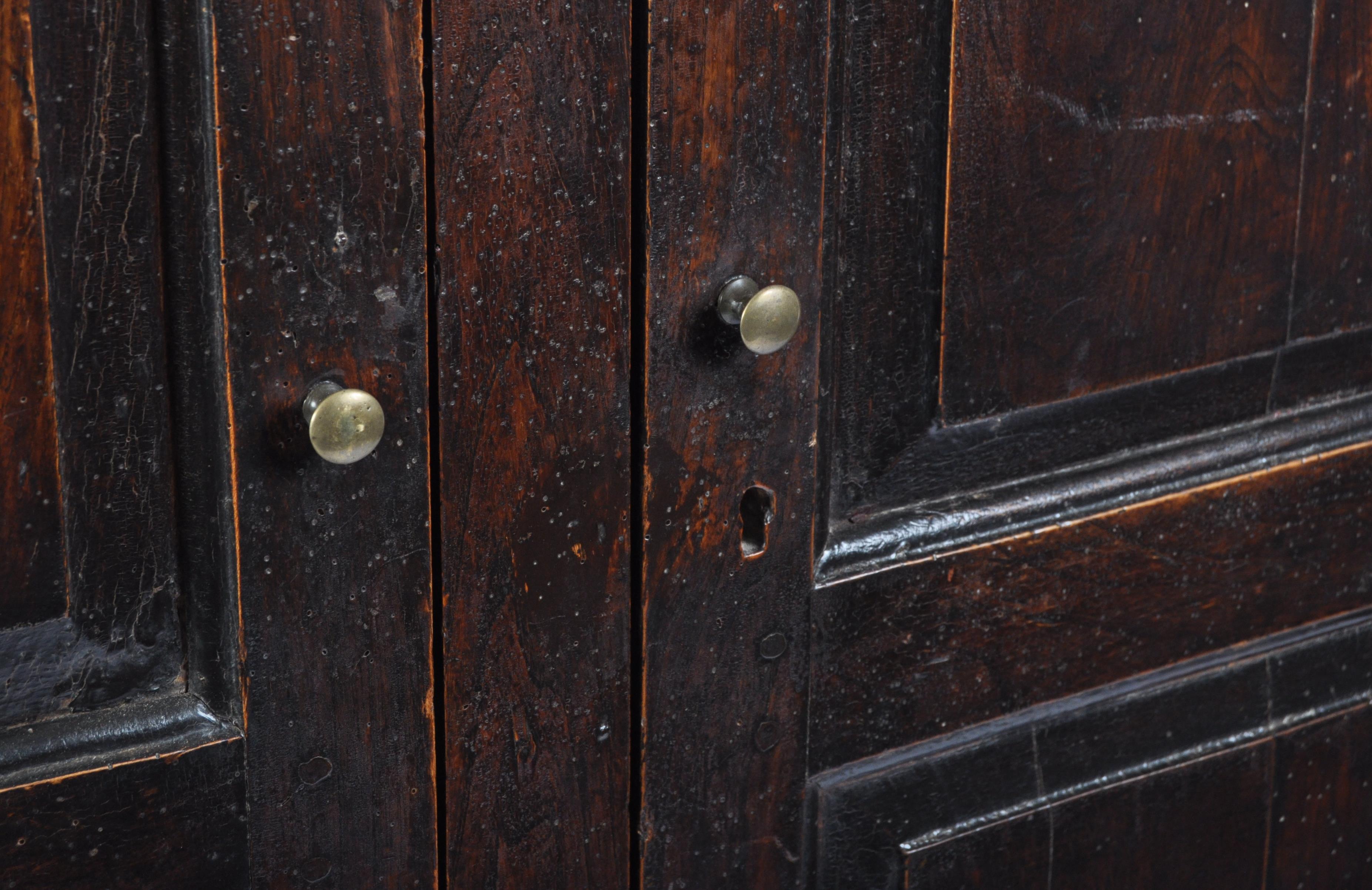 17TH / 18TH CENTURY COUNTRY OAK LIVERY CUPBOARD - Image 6 of 10