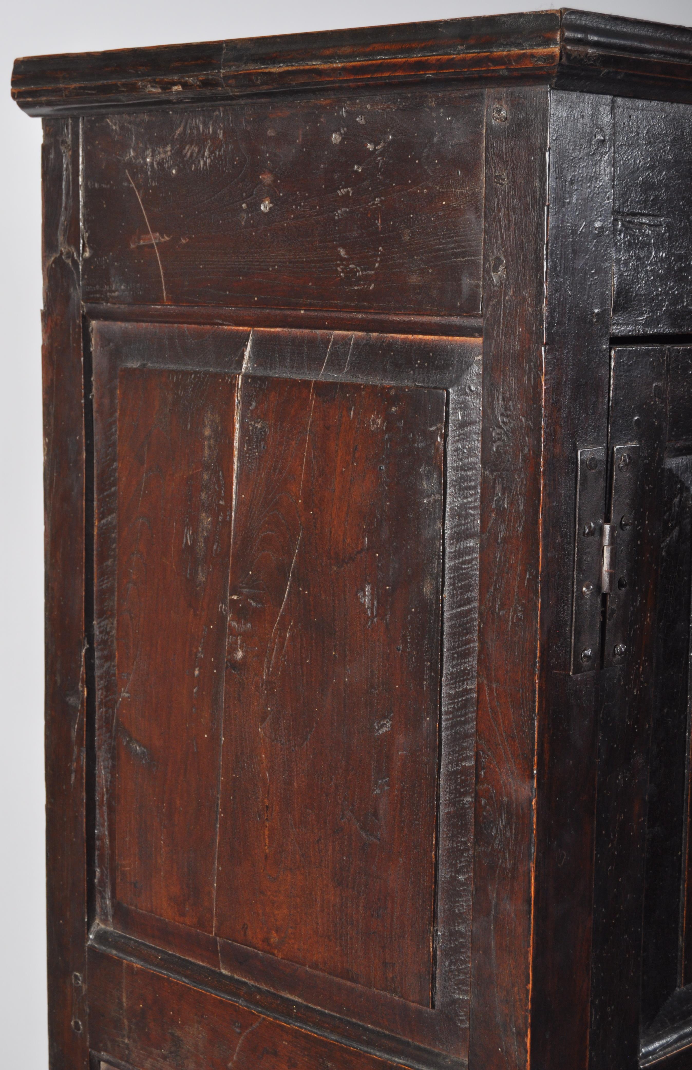 17TH / 18TH CENTURY COUNTRY OAK LIVERY CUPBOARD - Image 4 of 10