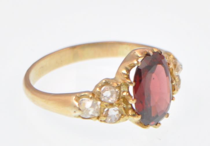 18CT GOLD ALMONDINE GARNET AND DIAMOND RING - Image 3 of 5