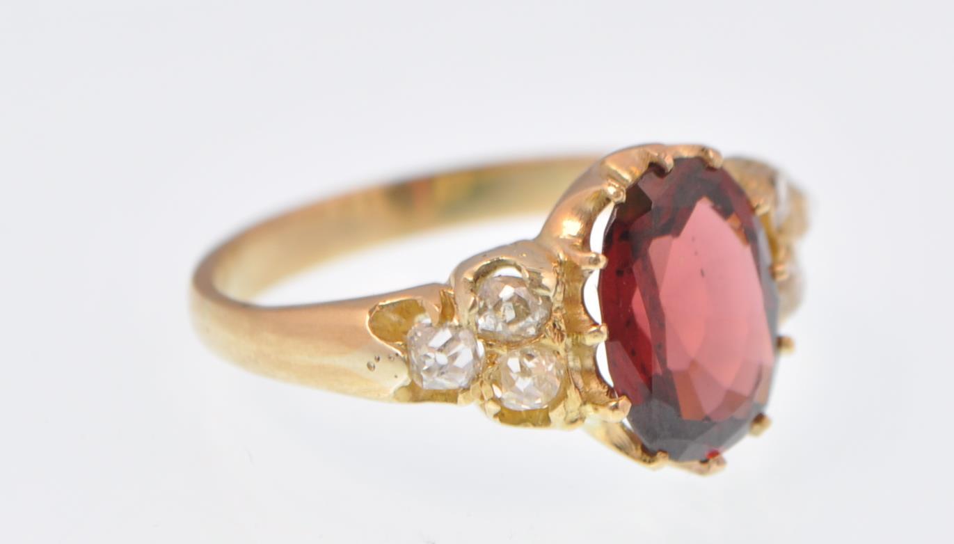 18CT GOLD ALMONDINE GARNET AND DIAMOND RING - Image 2 of 5