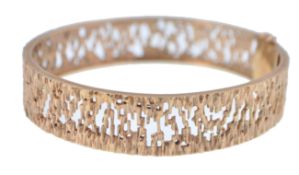 HALLMARKED 9CT GOLD BARK EFFECT BANGLE BRACELET.