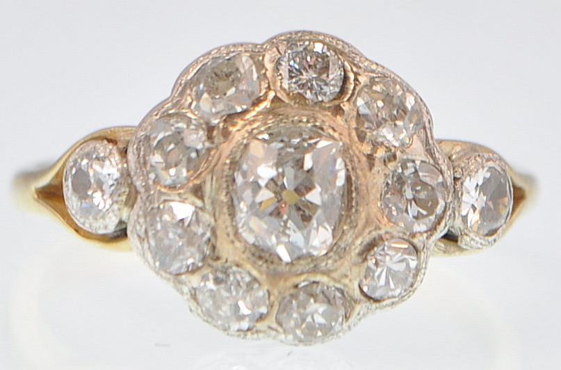 18CT GOLD AND DIAMOND CLUSTER RING - Image 2 of 6