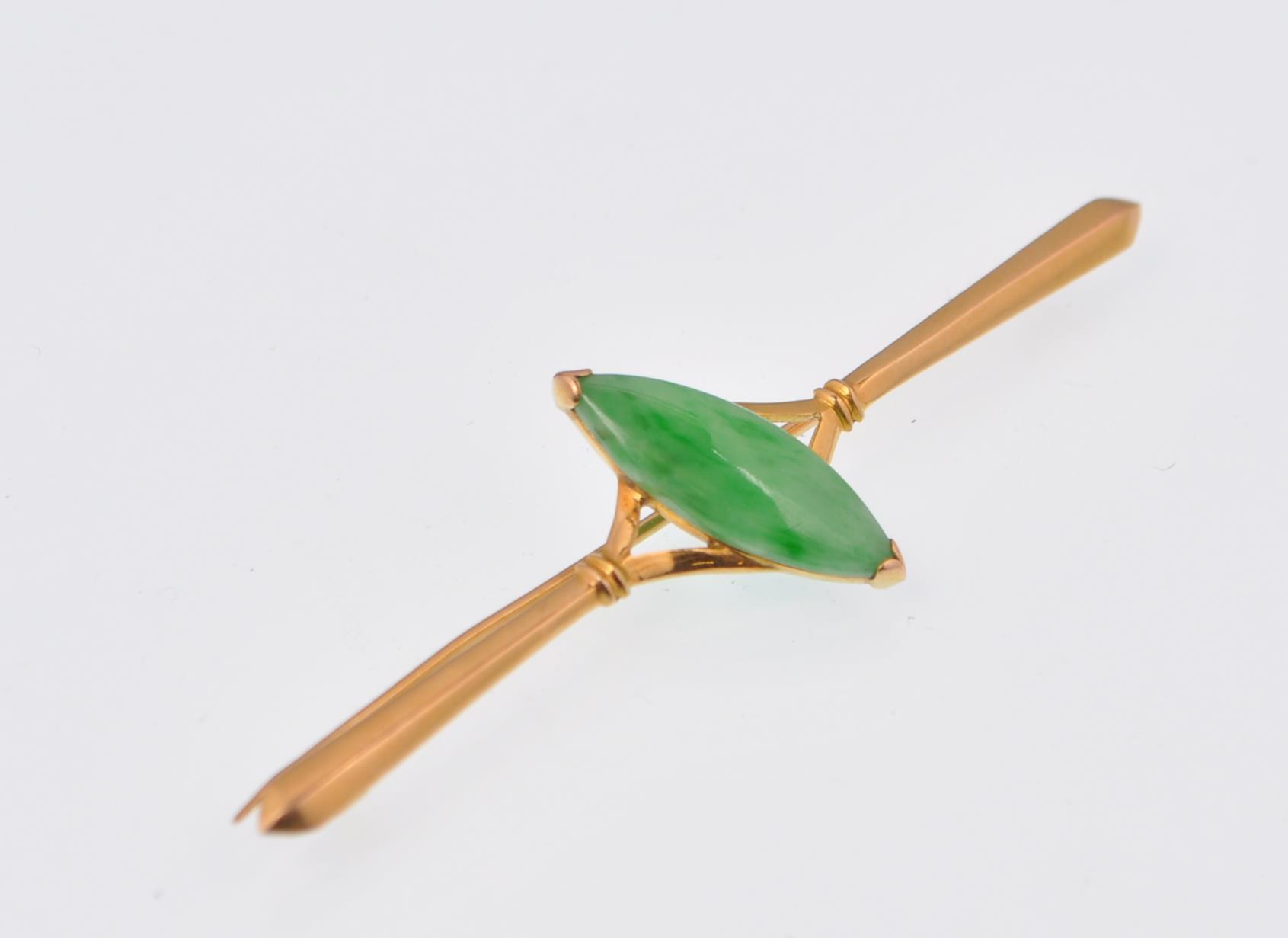 CHINESE YELLOW GOLD AND JADE BAR BROOCH WITH NAVET - Image 3 of 6