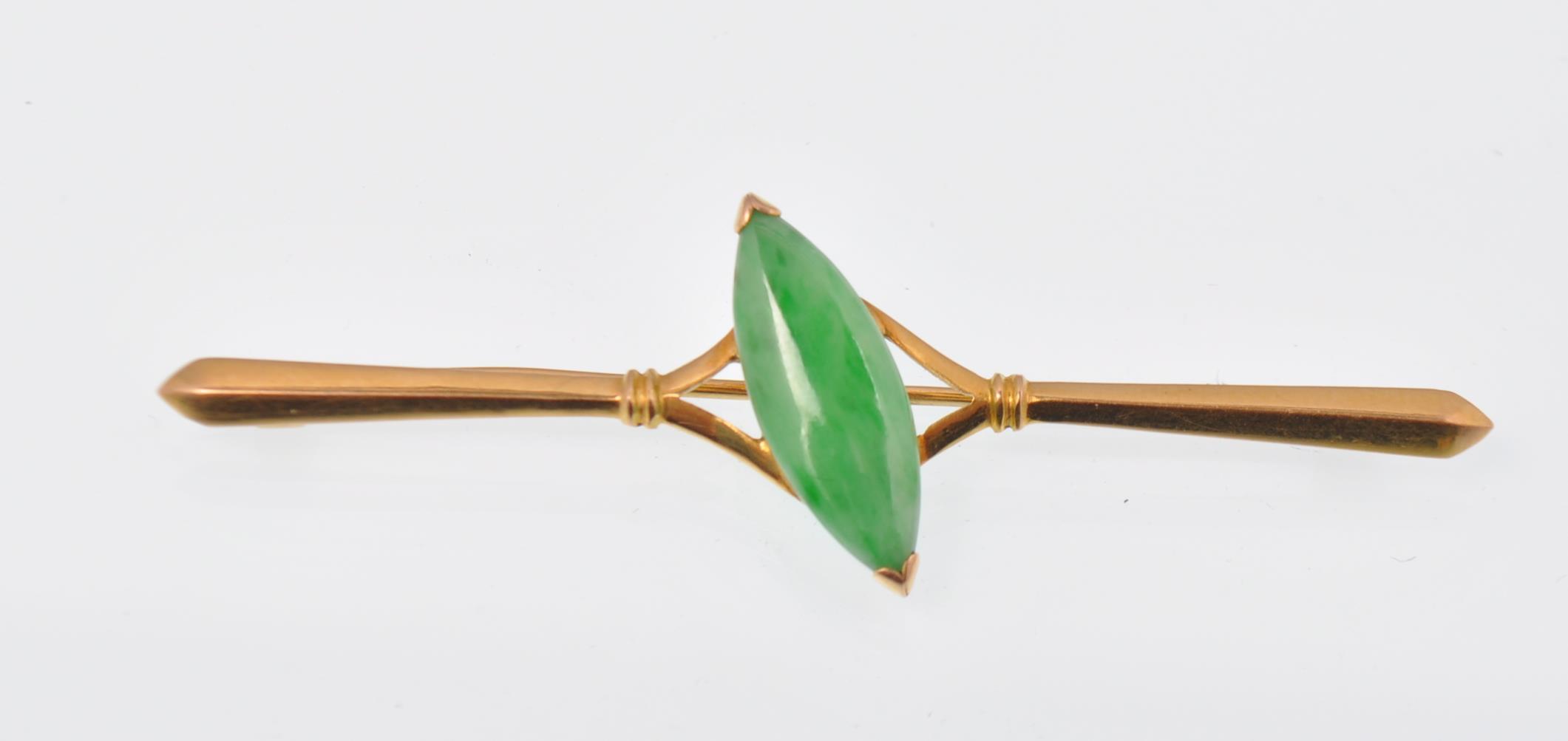 CHINESE YELLOW GOLD AND JADE BAR BROOCH WITH NAVET - Image 2 of 6