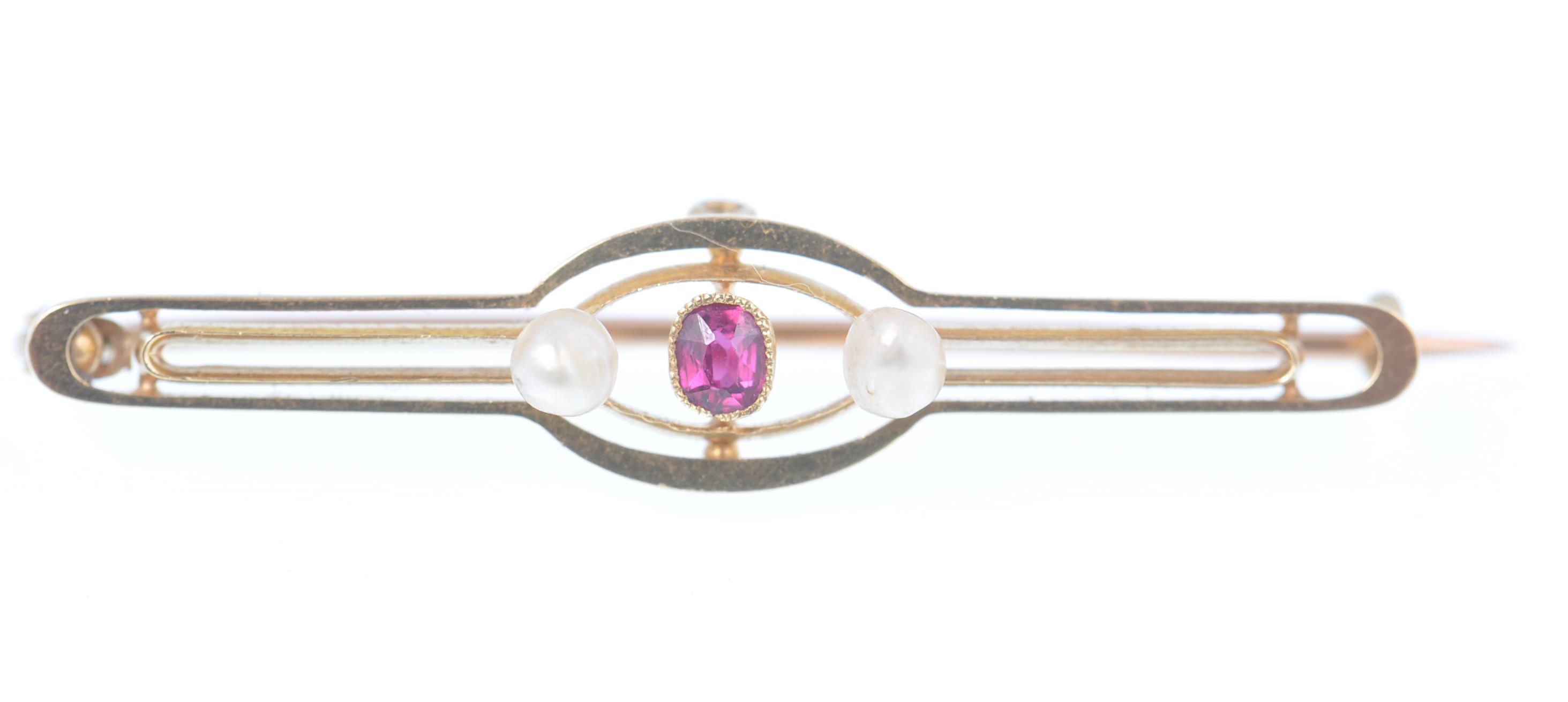 A 15CT GOLD RUBY AND SEED PEARL LADIES BAR BROOCH - Image 3 of 4