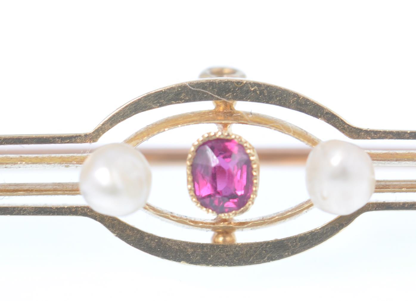 A 15CT GOLD RUBY AND SEED PEARL LADIES BAR BROOCH - Image 2 of 4