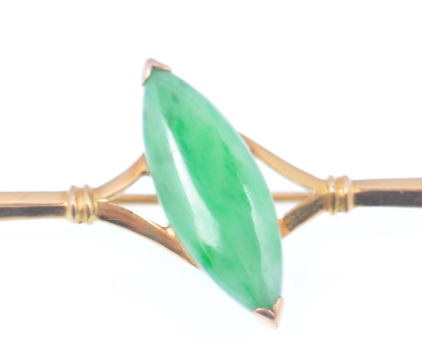 CHINESE YELLOW GOLD AND JADE BAR BROOCH WITH NAVET - Image 4 of 6