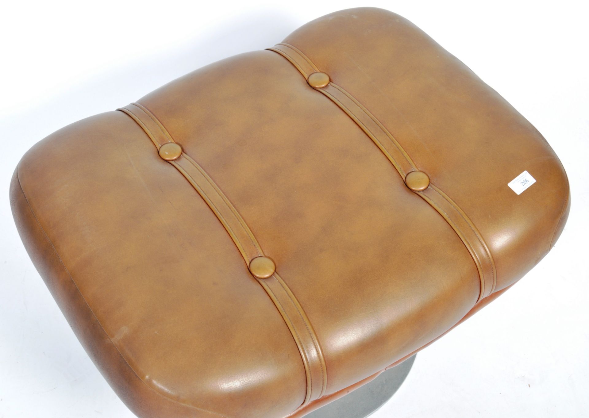 1970'S CHESTERFIELD TYPE FOOTSTOOL BY MINTY FURNITURE - Bild 3 aus 4