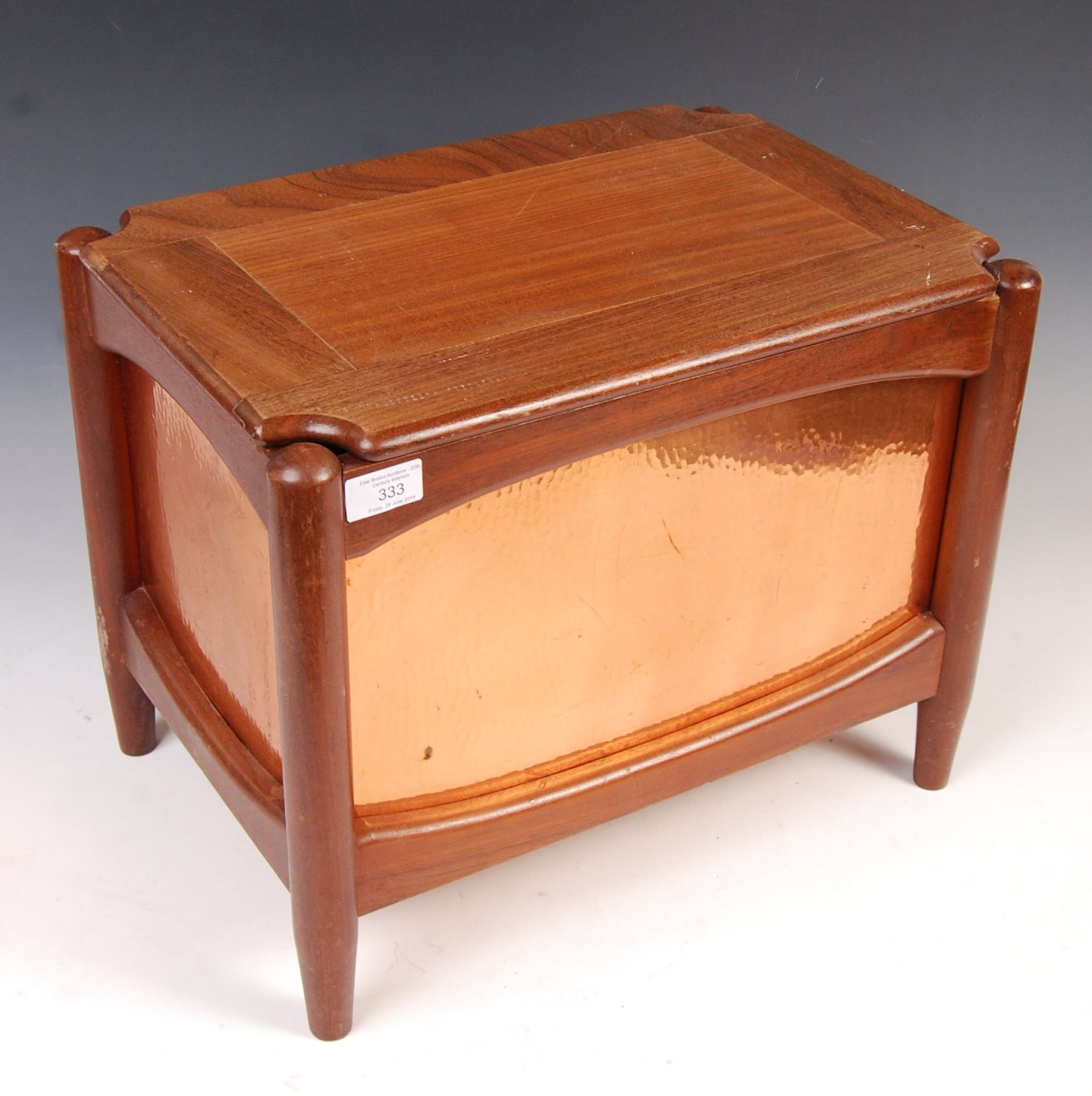 20TH CENTURY RETRO VINTAGE TEAK AND COPPER OTTOMAN / BOX - Bild 2 aus 4