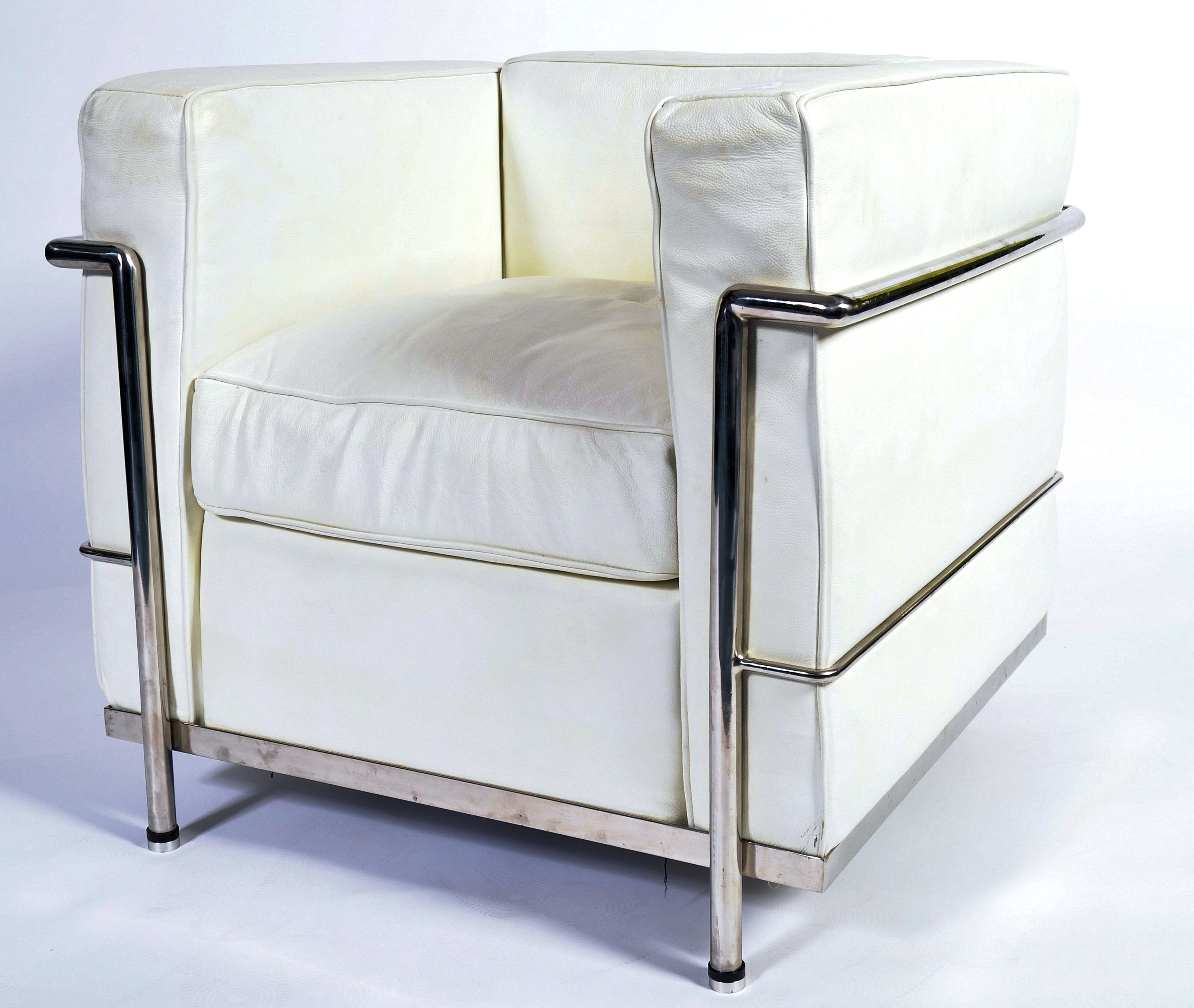 AFTER LE CORBUSIER A CONTEMPORARY LC2 LEATHER AND CHROME ARMCHAIR - Image 3 of 7