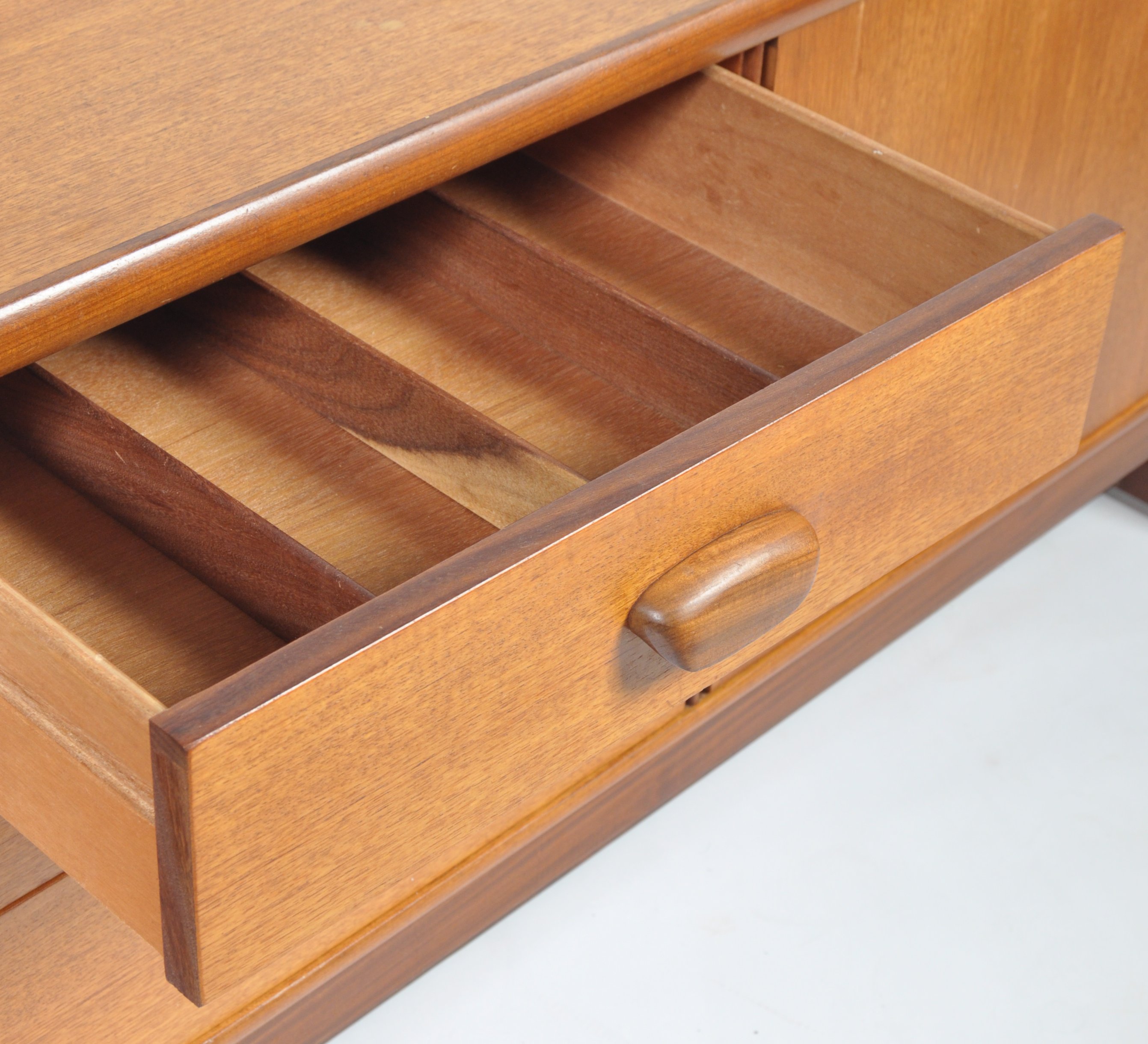 20TH CENTURY RETRO VINTAGE DANISH TEAK WOOD SIDEBOARD - Image 5 of 8