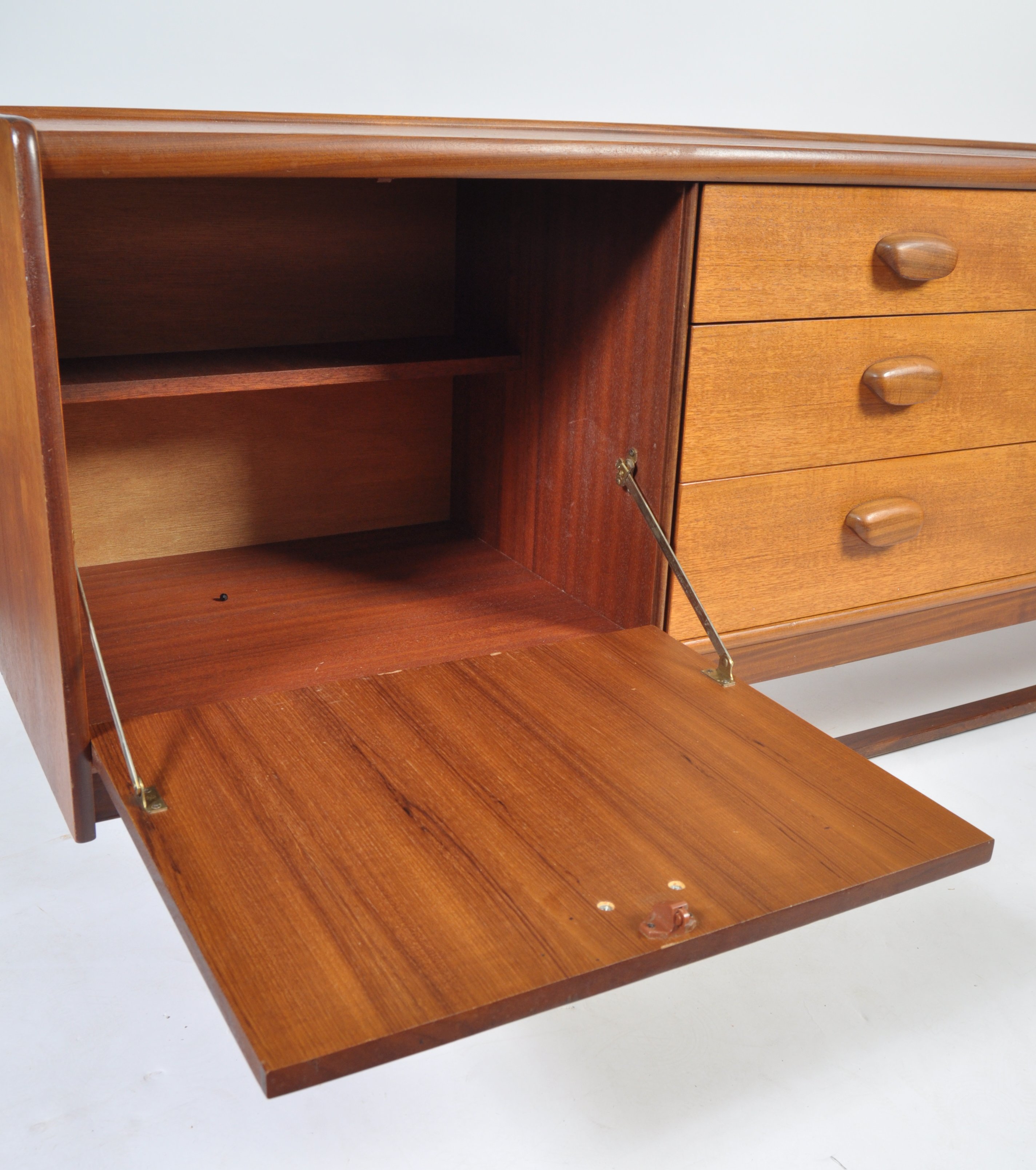 20TH CENTURY RETRO VINTAGE DANISH TEAK WOOD SIDEBOARD - Image 6 of 8