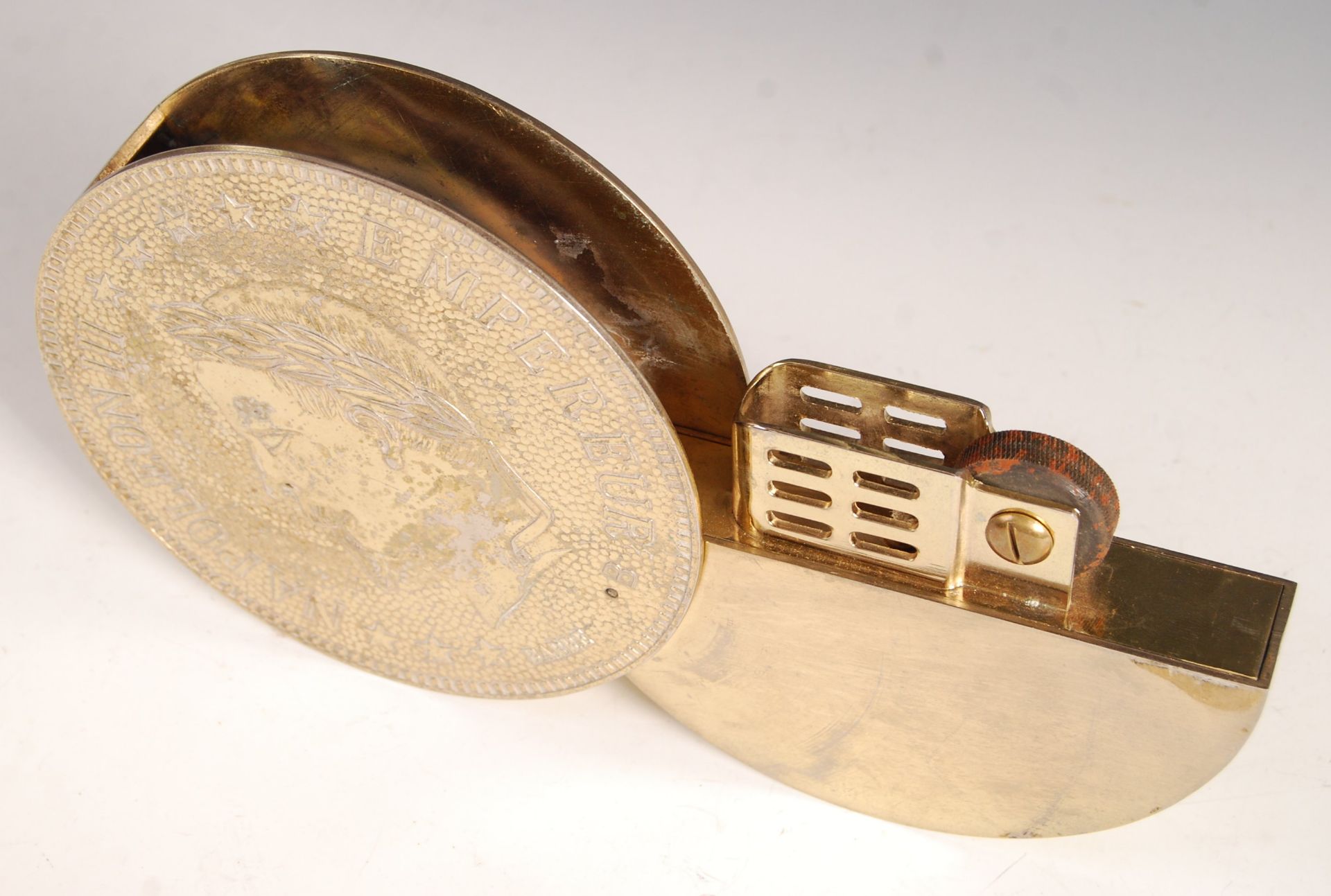 UNUSUAL RETRO VINTAGE TABLE LIGHTER IN THE FORM OF AN 1870 COIN - Image 4 of 4