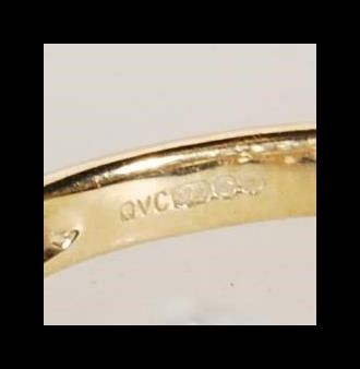 A hallmarked 9ct gold cluster ring being set with - Image 5 of 5