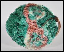 A 19th Century Victorian majolica flower plate, de